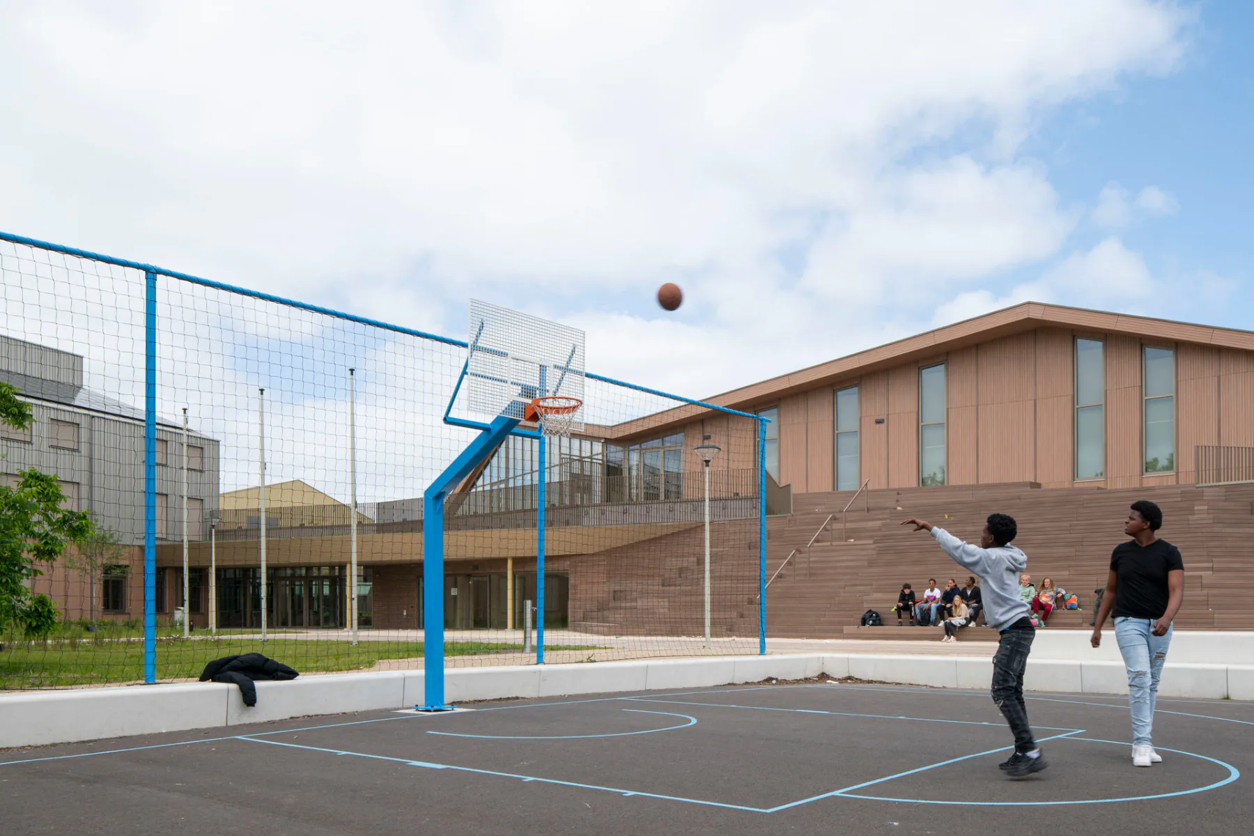 Der Schulcampus verfügt über mehrere Sportflächen, hier ein Basketballfeld.