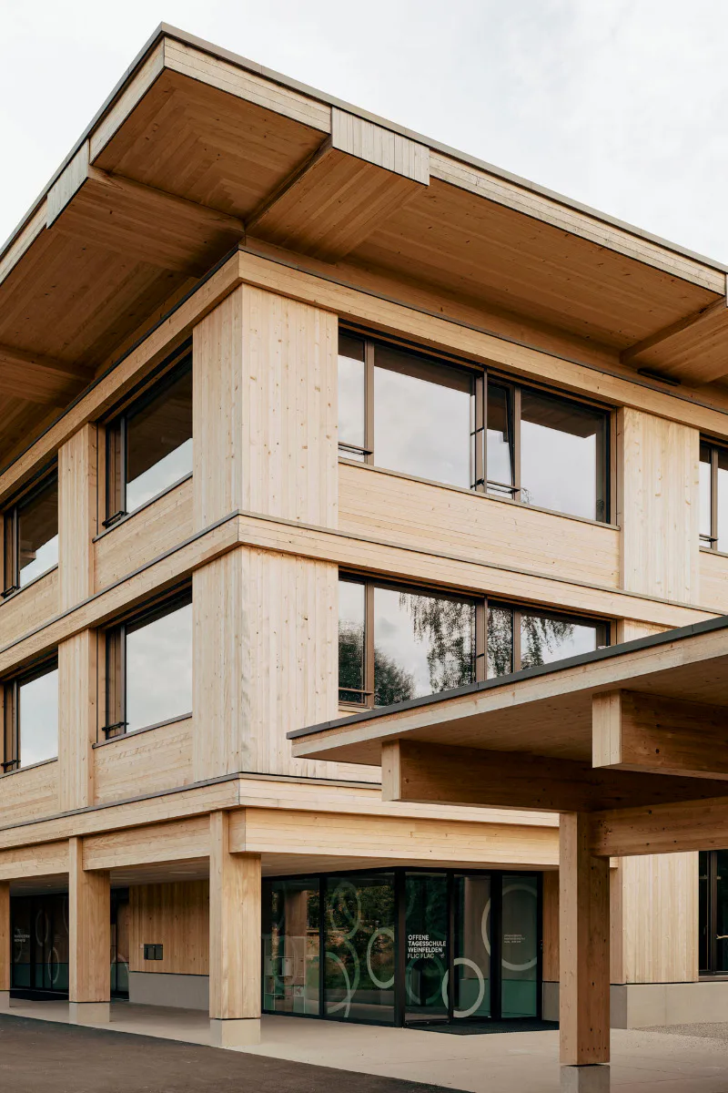 Die Fassade spiegelt die Tektonik des Gebäudes.