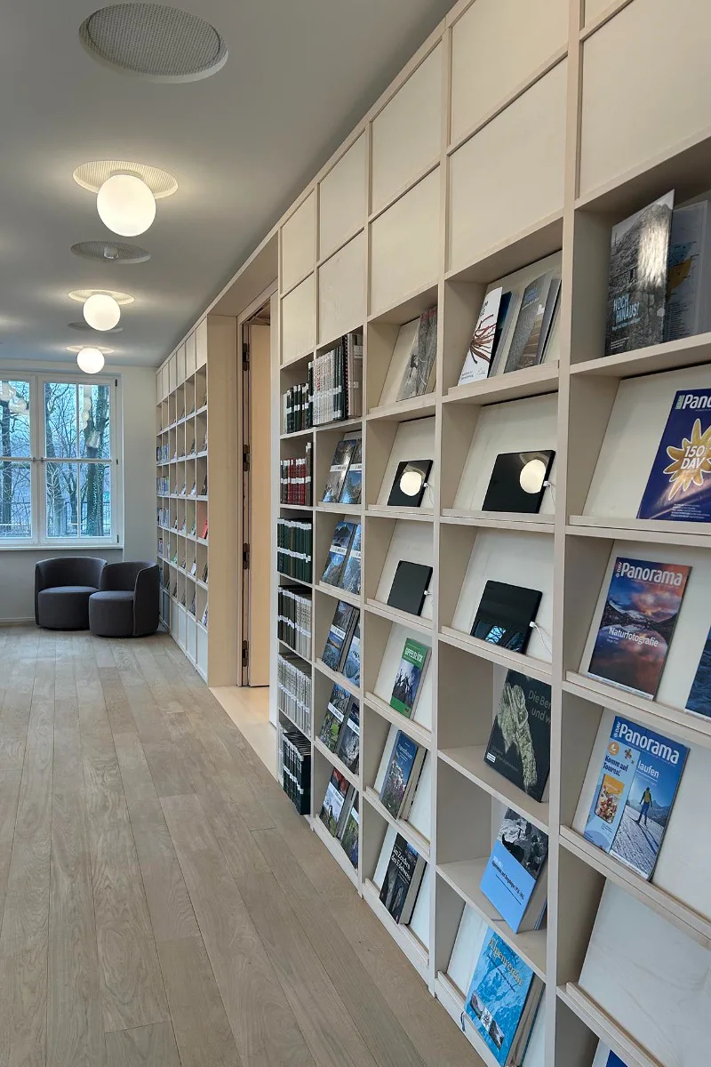 Die Leselounge bietet Platz zum Lesen, Arbeiten und für den gemeinsamen Austausch.
