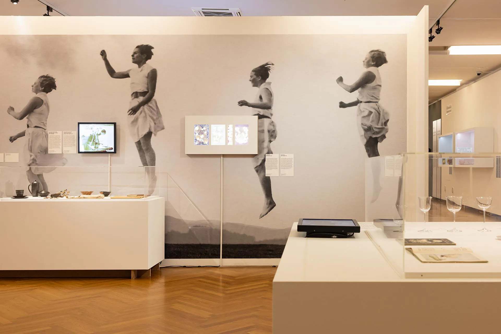 Ausstellungsraum „Here We Are! Frauen im Design 1900 – heute“, Möbelmuseum Wien, 2024