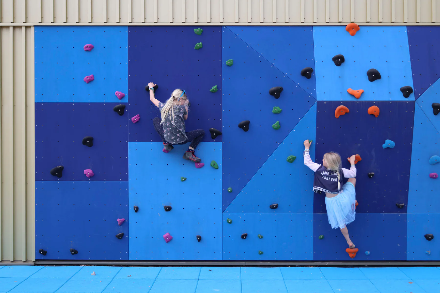Eine Kletterwand bietet den Schülern die Möglichkeit sich auszuprobieren.