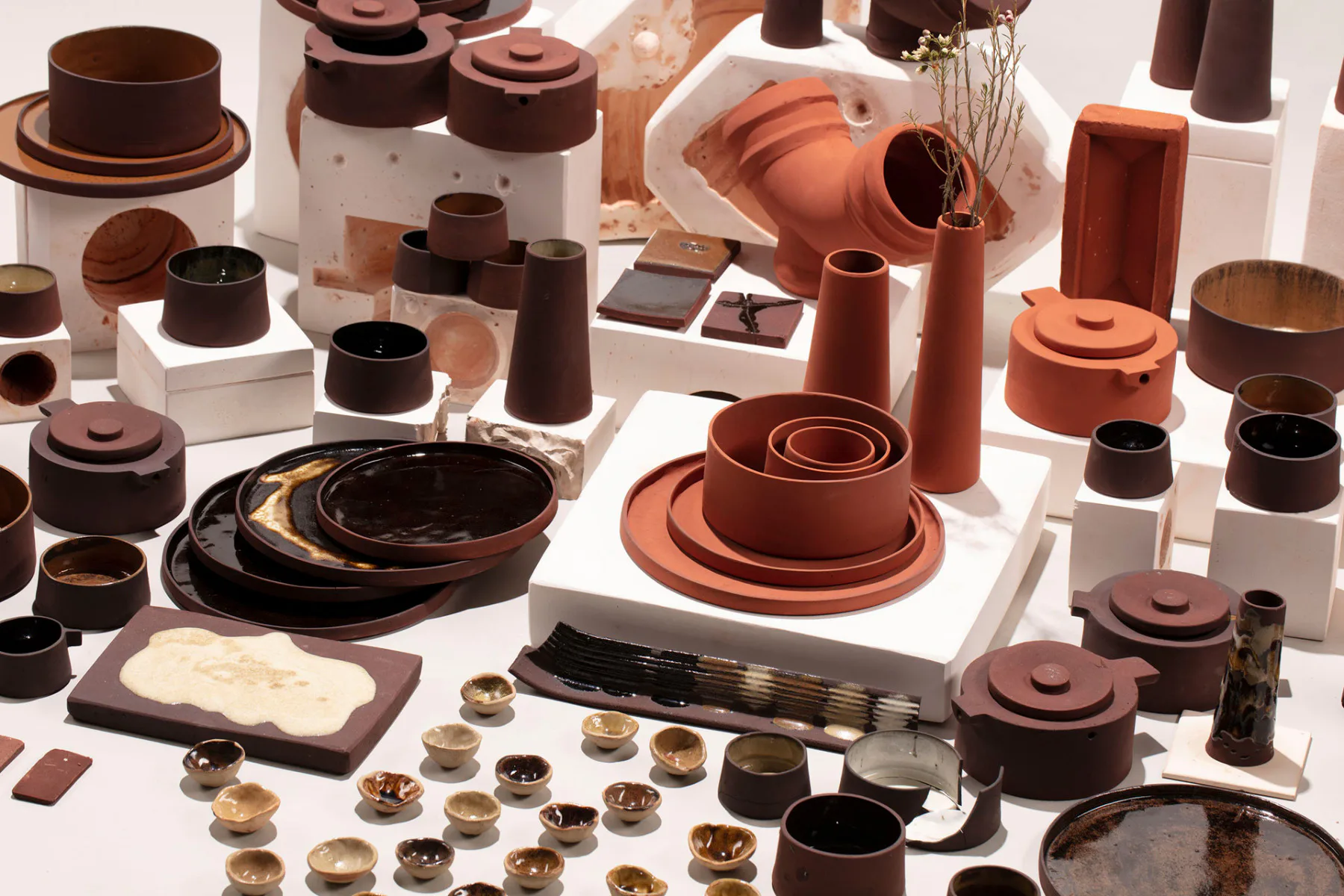 Studio ThusThat: Red Mud - Keramikobjekte aus Rotschlamm, Reststoff aus der Aluminiumindustrie