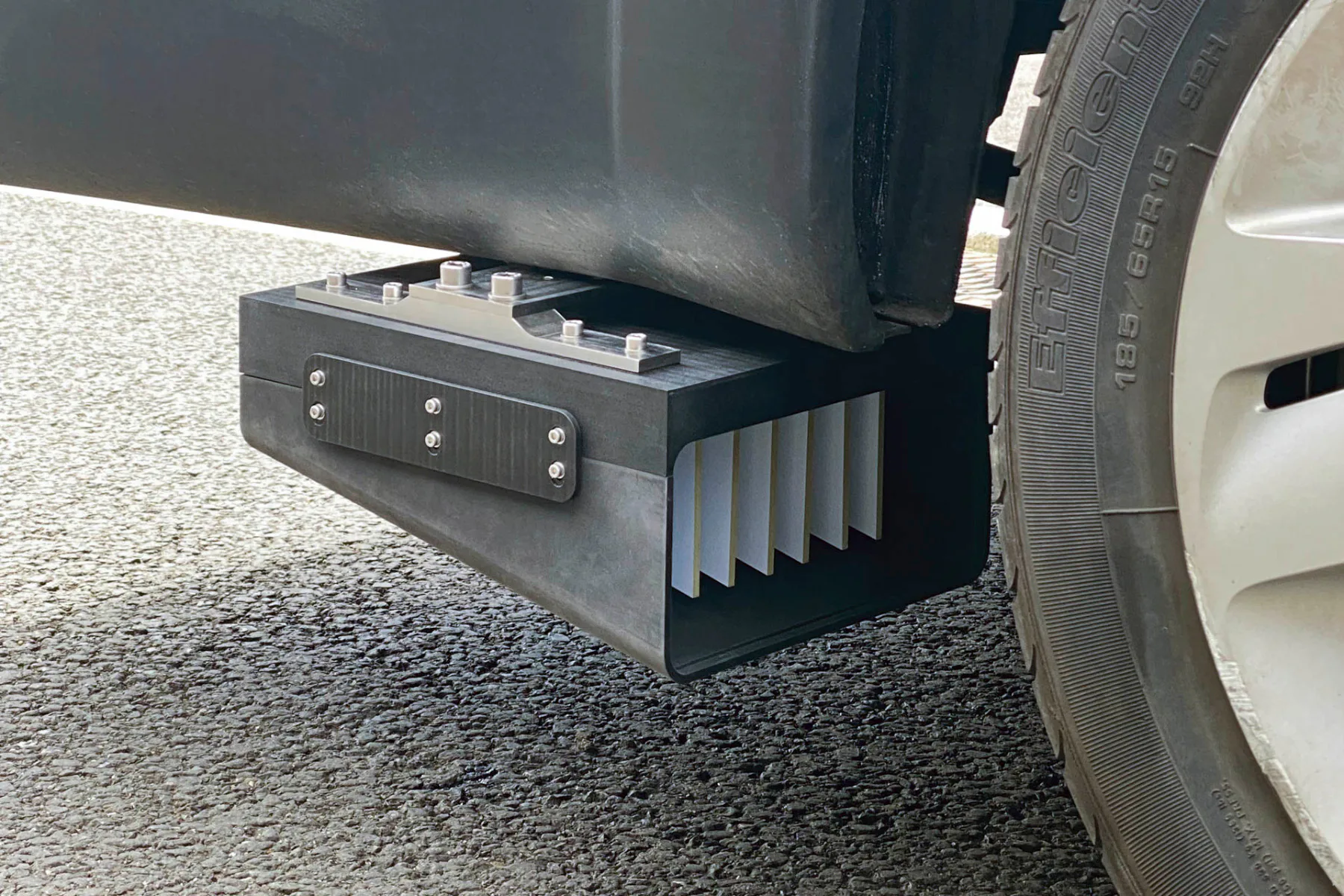 The Tyre Collective: Reifenabriebauffanggerät - UK Partikel des Reifenabriebs haften durch elektrostatische Ladung an Kupferplatten