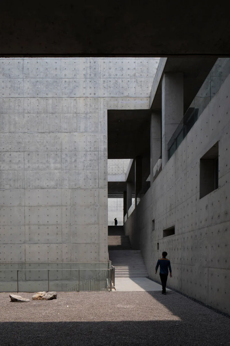 Shou County Culture and Art Centre, View of the corridor from the courtyard on the second floor
