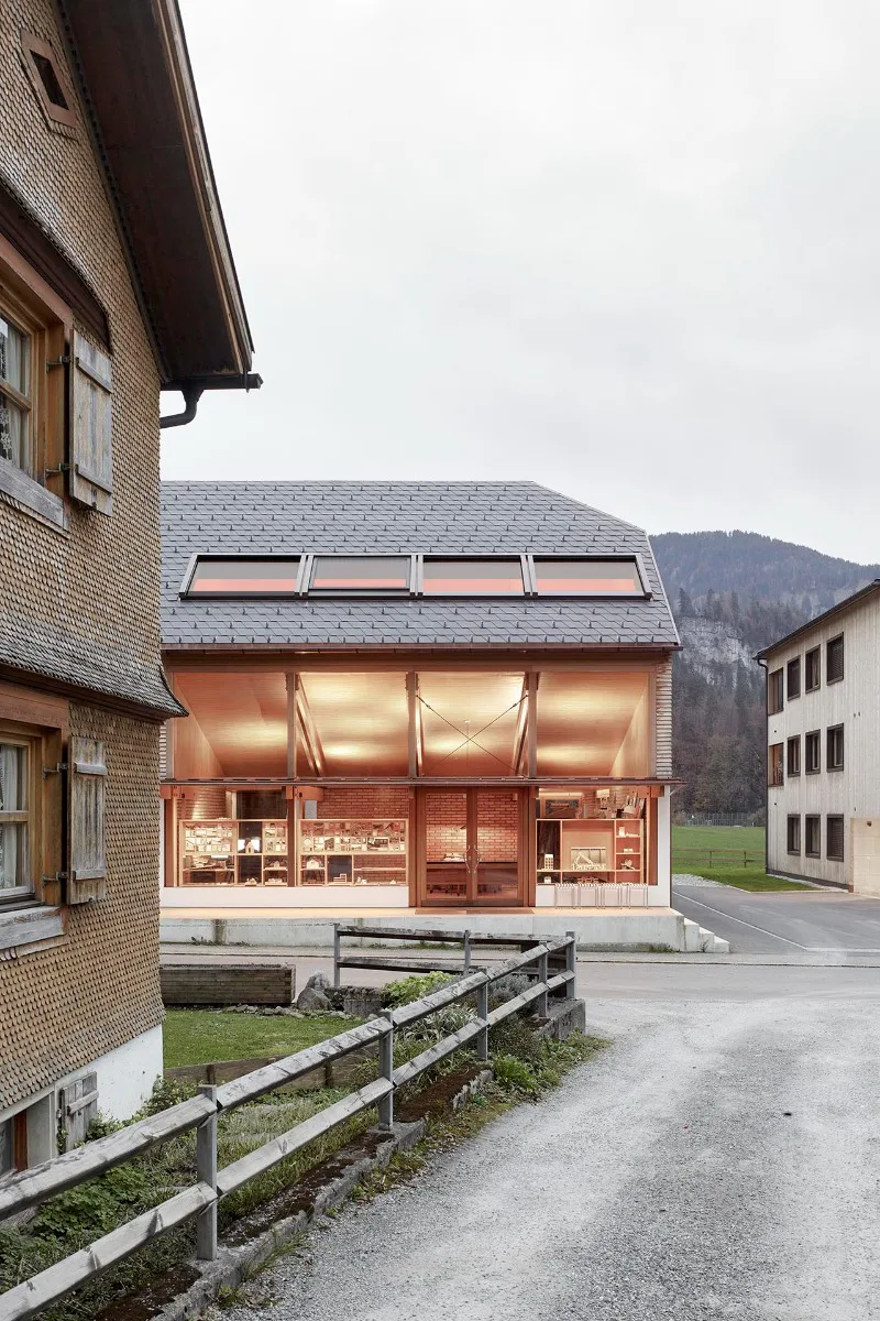 Nachkriegsmoderne trifft Bregenzerwald-Tradition: Die Schaufensterfront des ehemaligen Fotostudios
