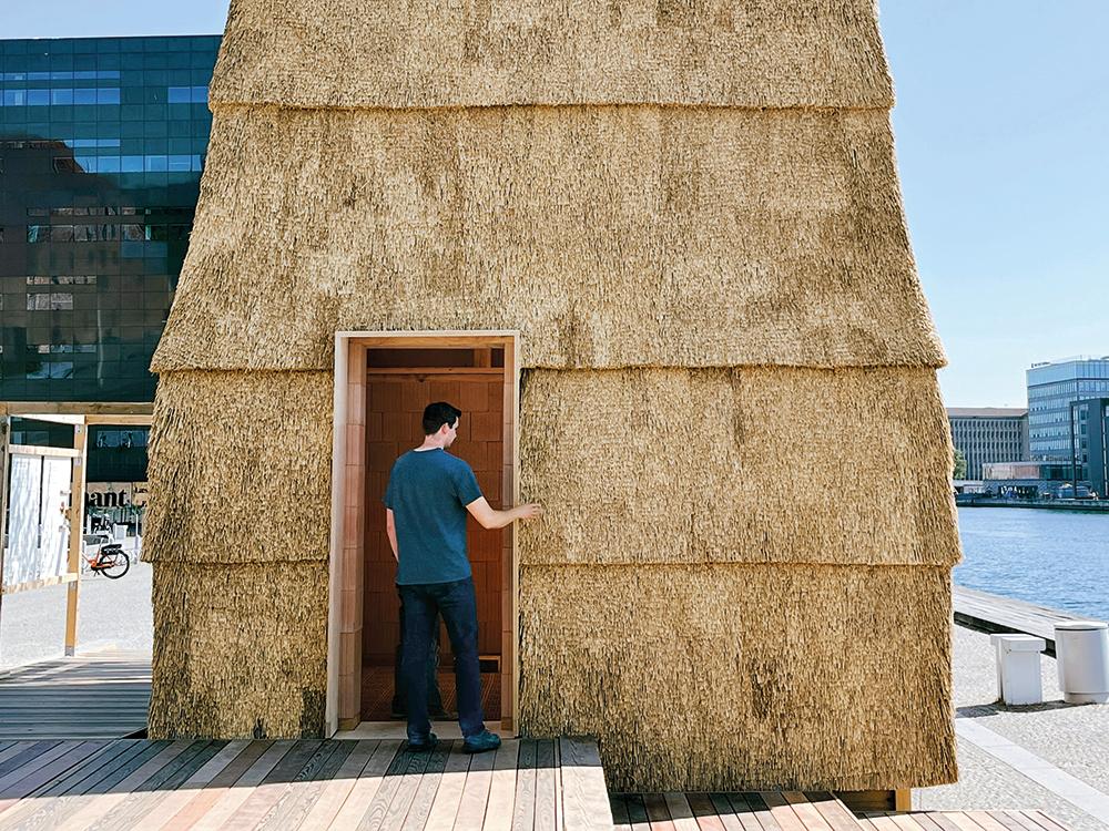 Den im Rahmen des UIA World Congress of Architects 2023 errichteten Pavillon zierte eine gestufte Fassade aus Reet. Die Tragstruktur bestand aus Ziegeln und Holz.