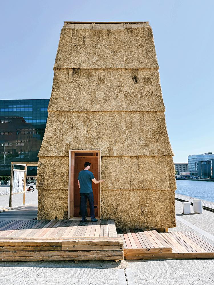 Den im Rahmen des UIA World Congress of Architects 2023 errichteten Pavillon zierte eine gestufte Fassade aus Reet. Die Tragstruktur bestand aus Ziegeln und Holz.
