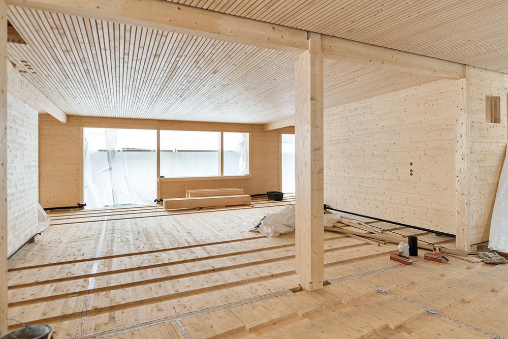 Die Holzkonstruktion war komplett fertiggestellt, bevor der Beton auf die Decken kam. Nichttragende Wände wurden bis dahin mit Holzklötzen unterfüttert.