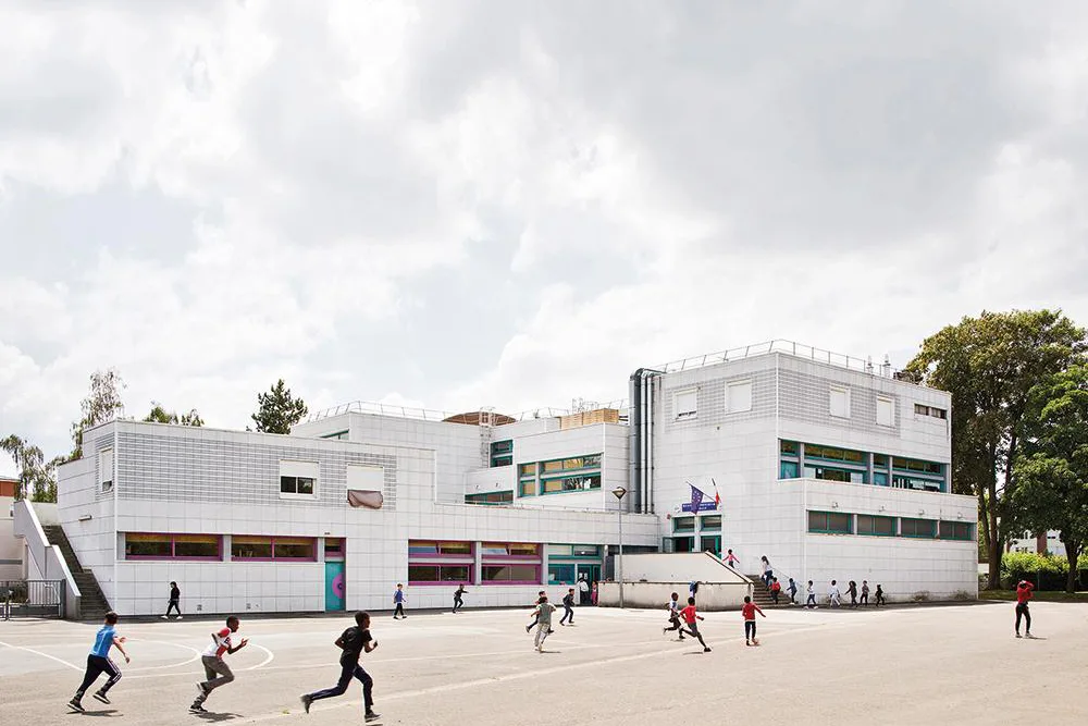 The existing structure from the 1960s was concealed behind white metal panel cladding. Following the renovation, bright colours and a variety of textures are supposed to inspire children’s curiosity.