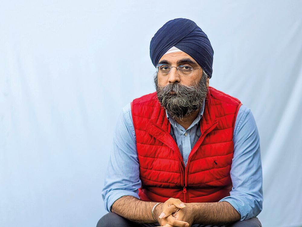Indy Johar ist Architekt, Mitbegründer von Architecture 00 und Dark Matter Labs sowie Aufsichtsratsmitglied von Bloxhub, dem nordischen Zentrum für nachhaltige Stadtentwicklung. Mit Dark Matter Labs arbeitet er mit Partnern wie dem Entwicklungsprogramm der Vereinten Nationen und der europäischen Umweltagentur, aber auch mit kommunalen Einrichtungen und Privatunternehmen zusammen.