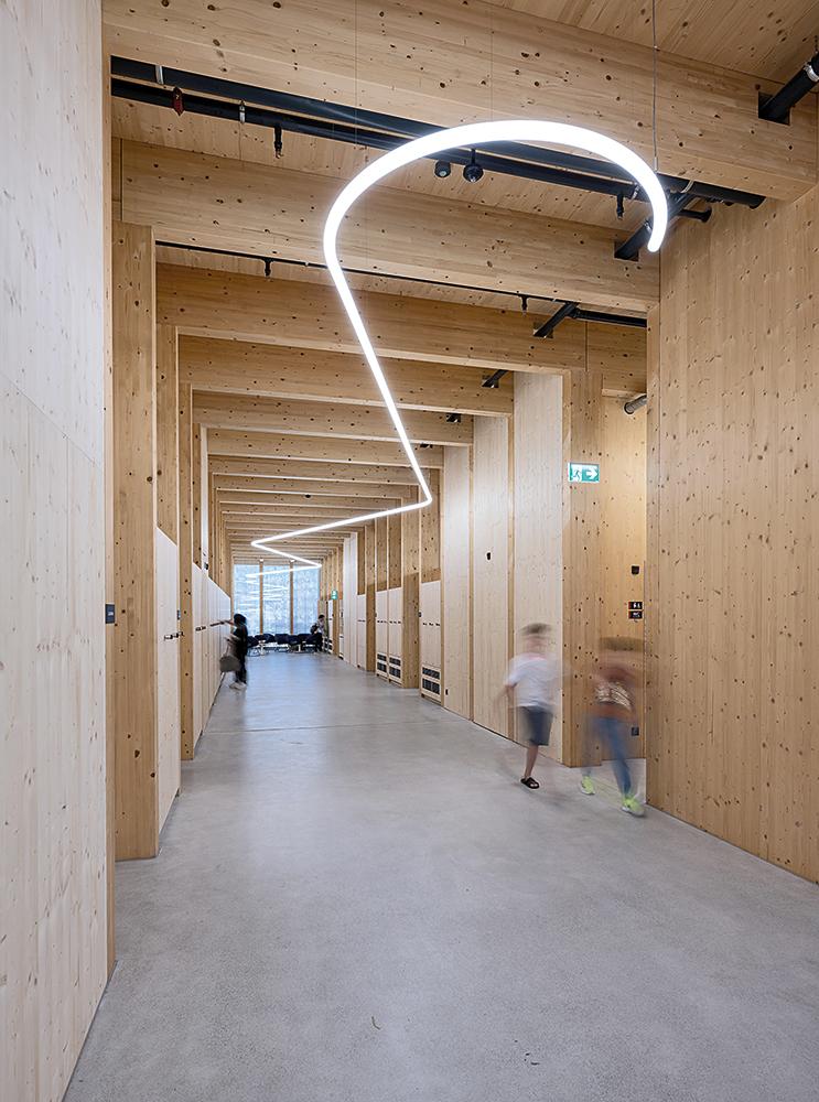 Die International School in Rheintal (CH) des Architekturstudios Kämpfen Zinke + Partner.