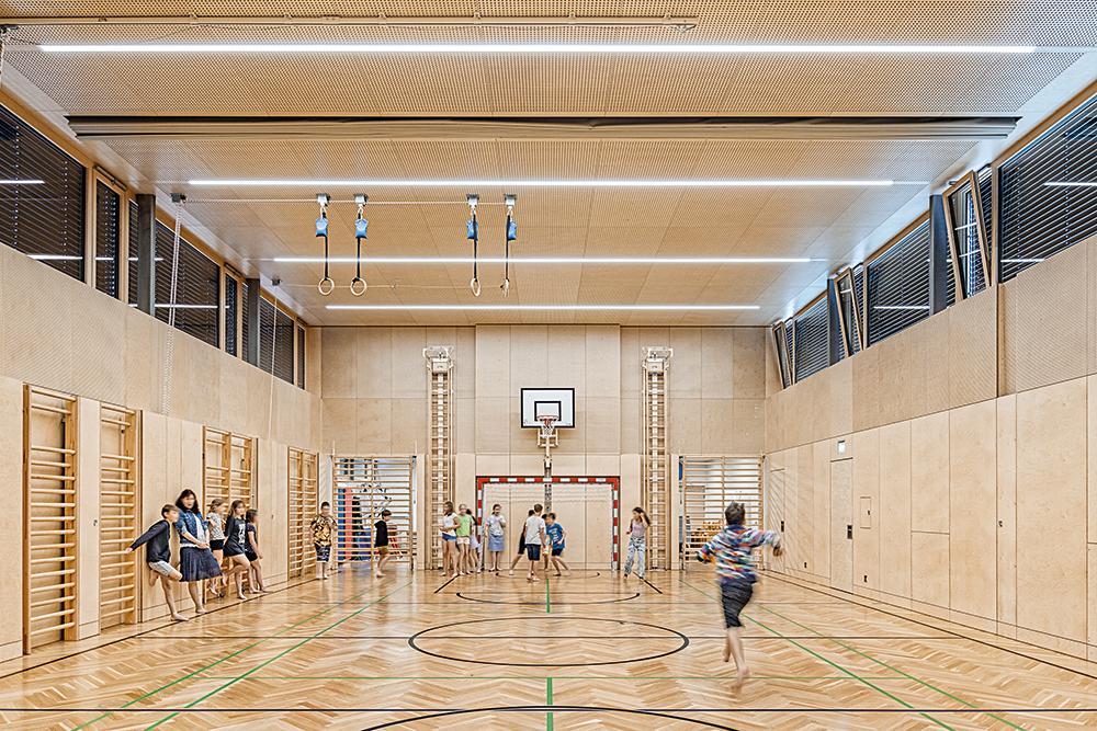 Zumtobel erzeugt mit dem LED-Lichtband Slotlight mit langgestreckten Lichtlinien eine dynamische Atmosphäre.