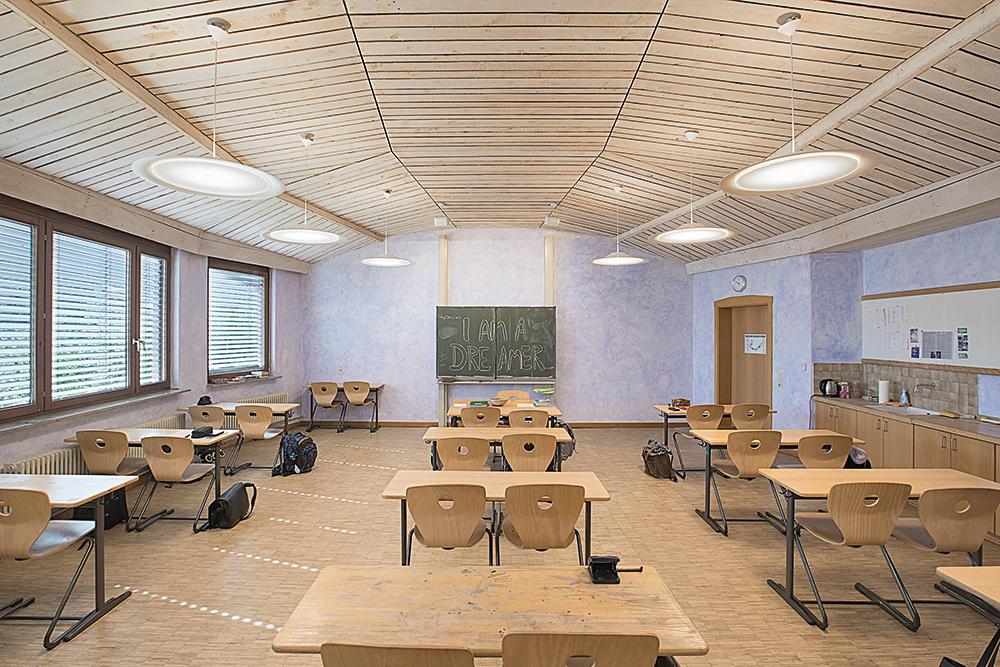 Die Waldorfschule in Ludwigsburg wurde lichttechnisch überholt und nutzt nun die Sonnenlicht-LED-Pendelleuchte x.course von Luxwerk.