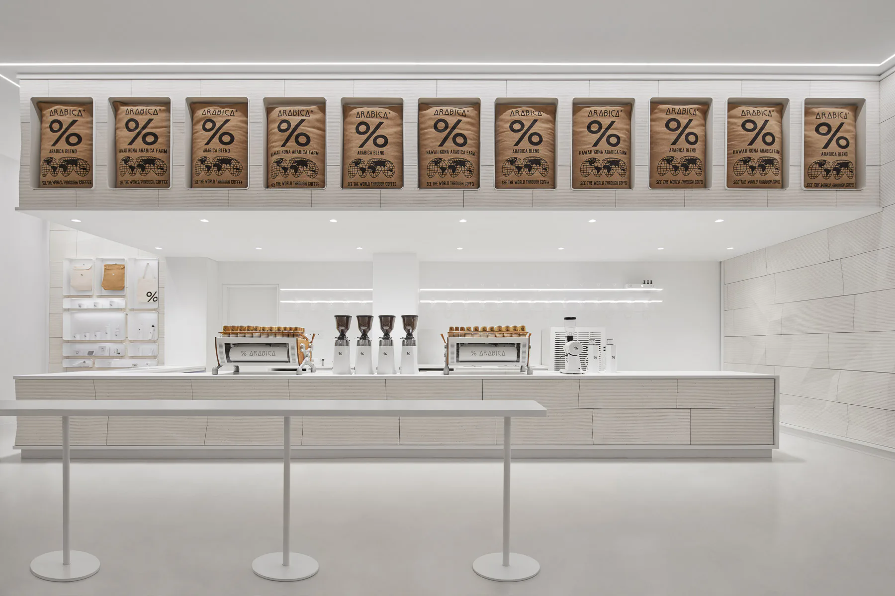Im Innern umfasst der neue Flagshipstore der Kaffekette % Arabica eine große Theke mit zentral platziertem Stehtisch.