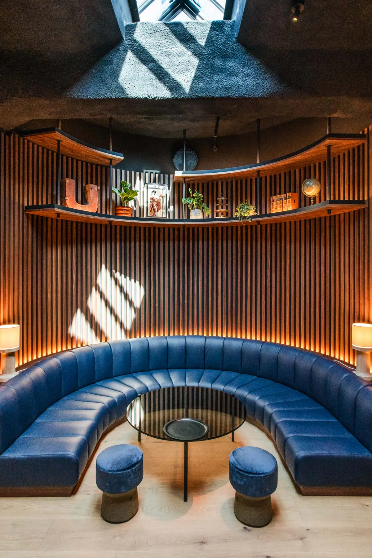 In der Bar sorgt eine Lattung aus Walnussholz für eine loungeartige Atmosphäre.
