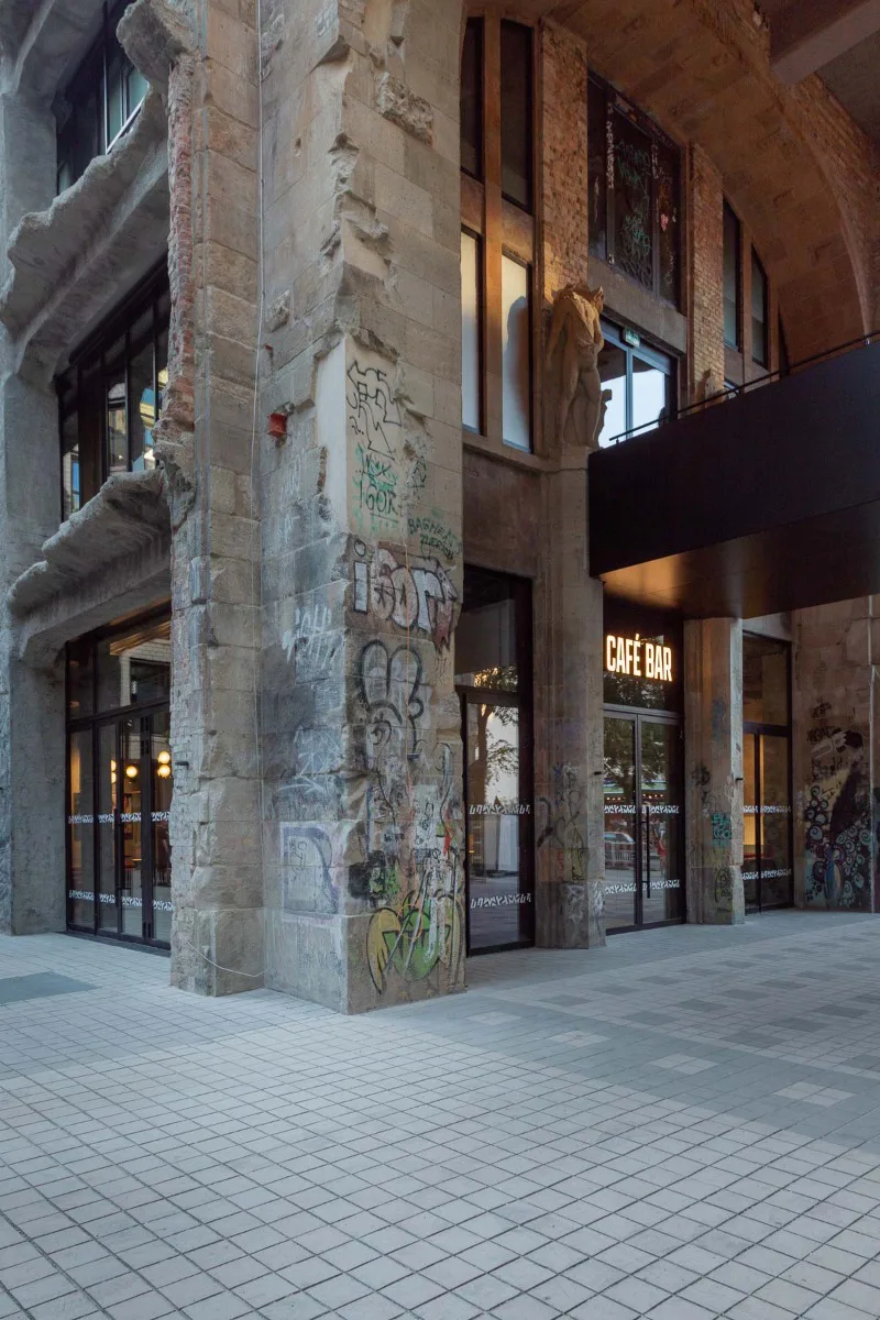 Auch zwei Bars und ein Café befinden sich in dem privat geführten Fotografie-Zentrum.