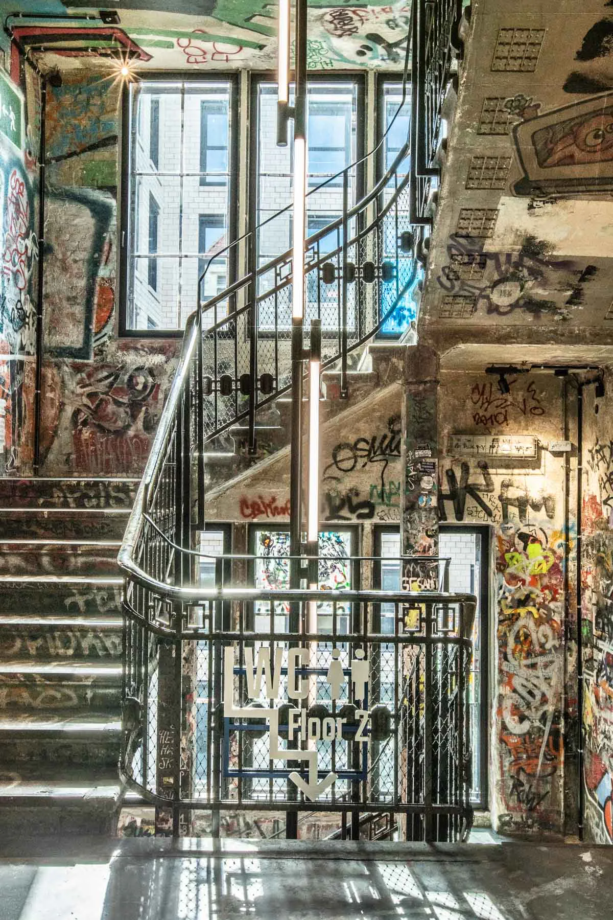 Die Graffitis im Treppenhaus verweisen auf das frühere Kunsthaus Tacheles.