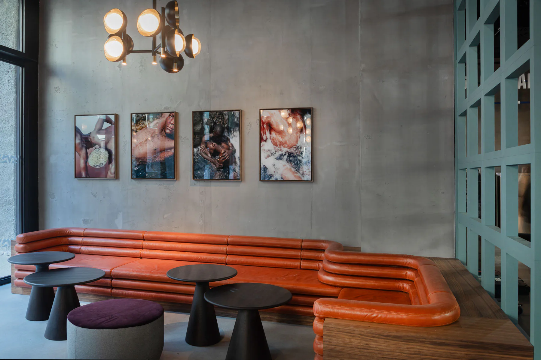 Mit Leder und Samt bezogene Sitzmöbel prägen das Interior des Fotografiska Museum Berlin.