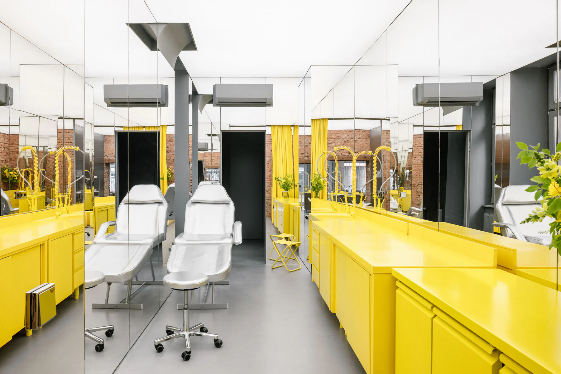 Hinter dem Showroom schließt das längliche Tattoostudio an.