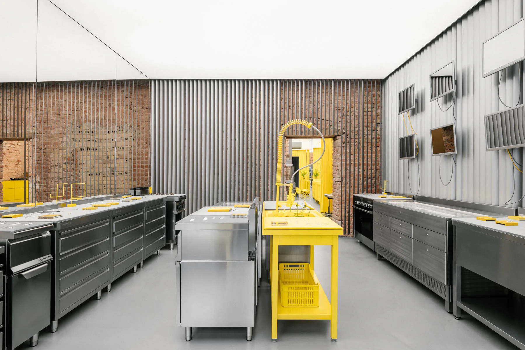 Der Showroom der Avgvst Jewellery ist als verfremdete Industrieküche gestaltet.