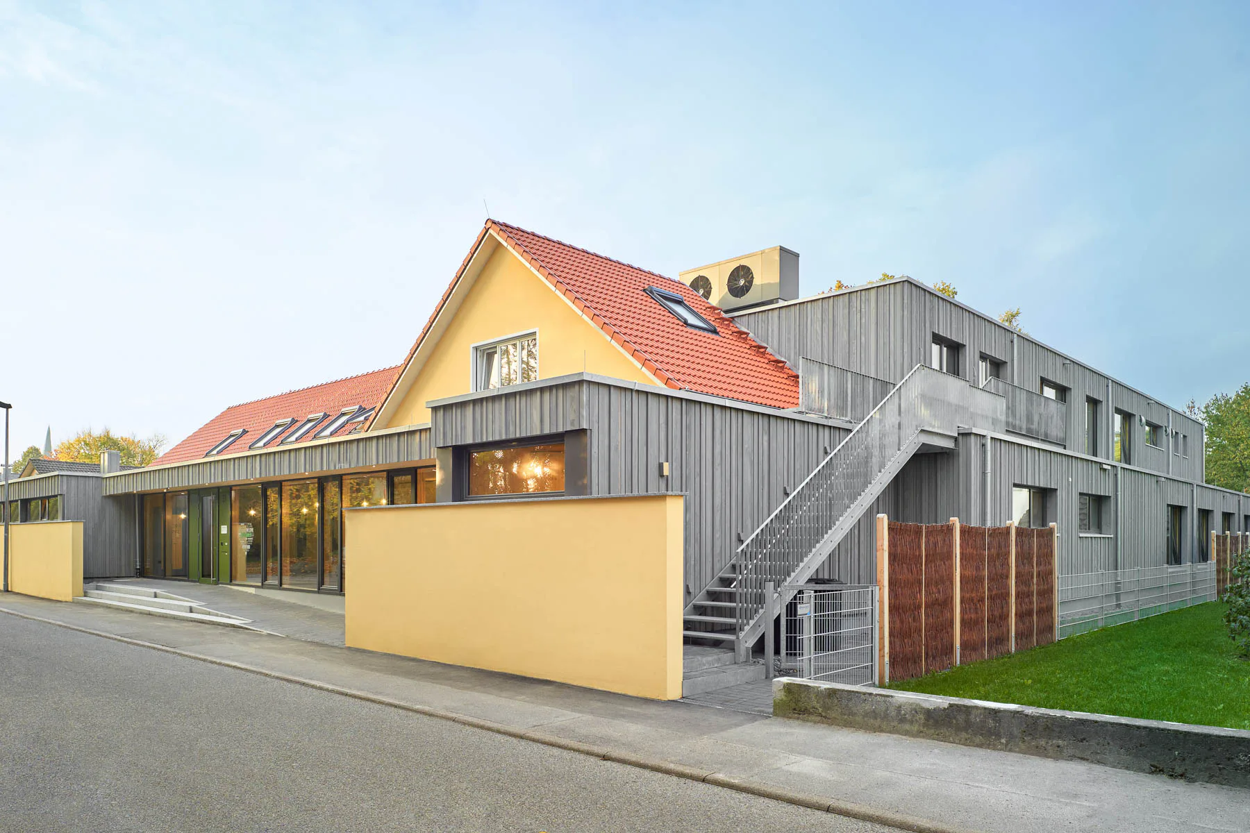 Die Kita Bonaventura in Rottweil wurde mit Vollholzelementen von Holzius modernisiert und erweitert.