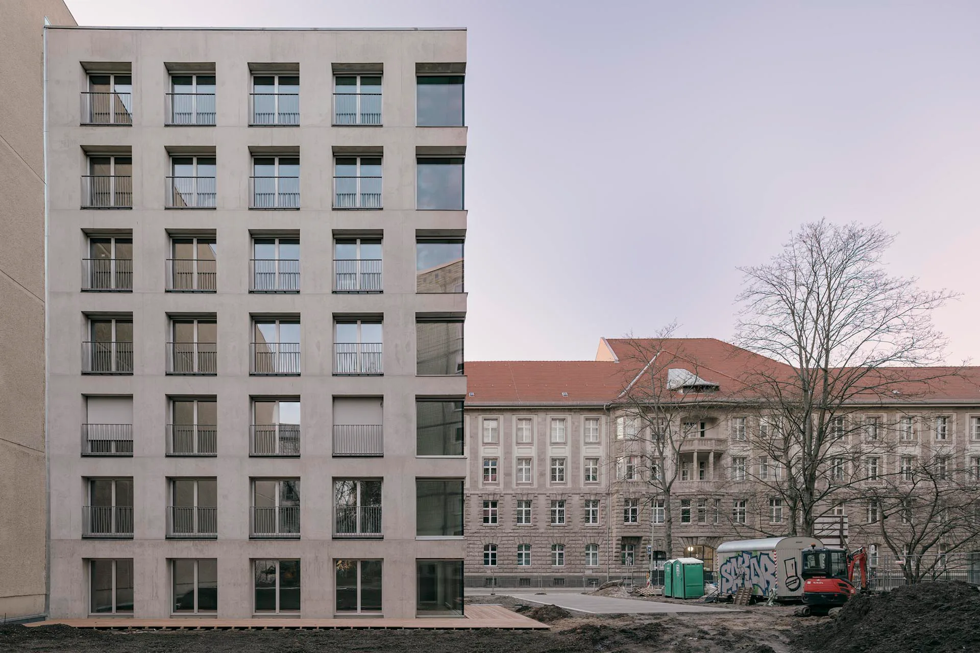 Auf der Nord- und Südseite passt sich der Neubau mit tiefen, regelmäßigen Lochfassaden an die Nachbargebäude an.