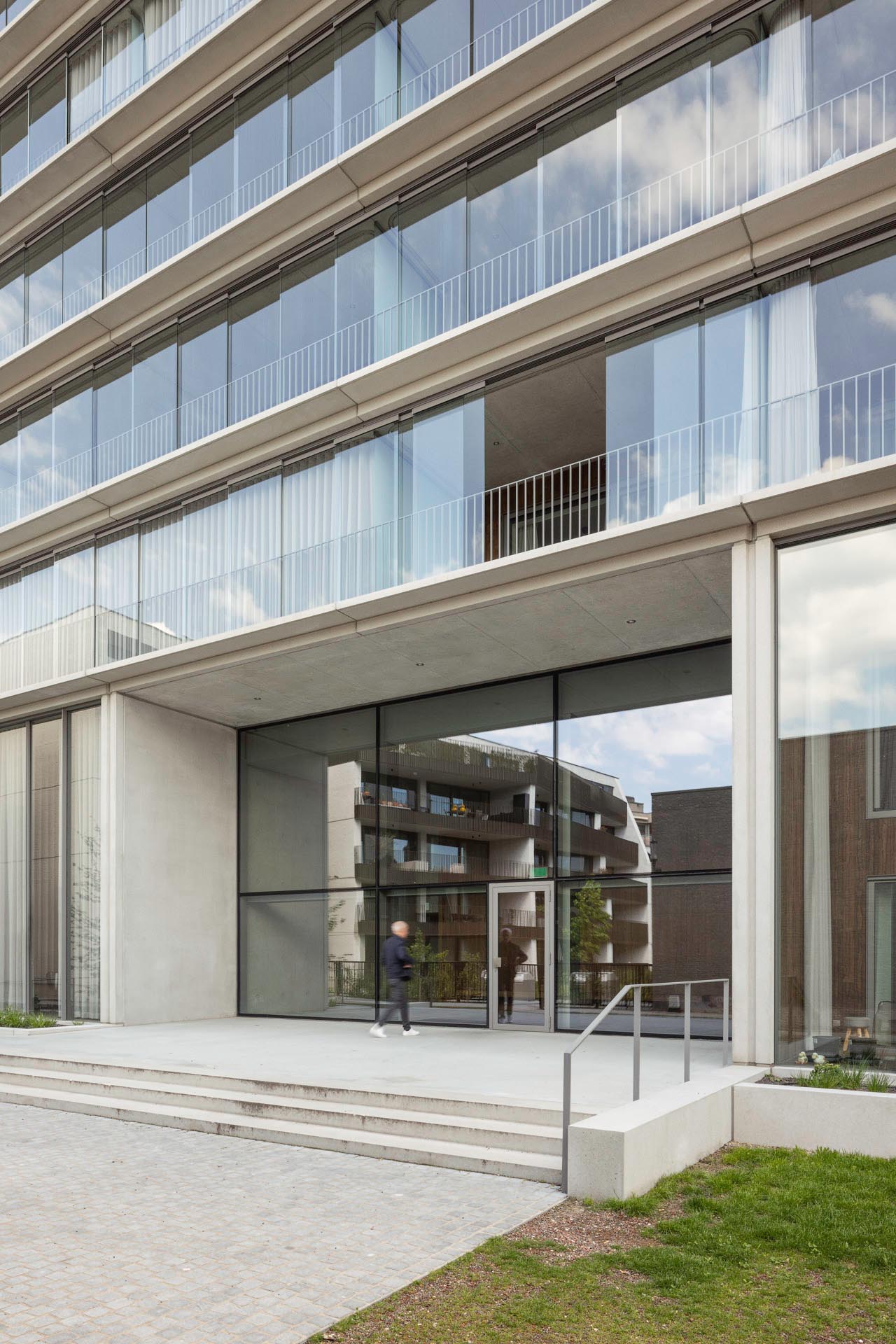 Das Gebäude ist über zwei Lifte und einem innenliegendem Treppenhaus erschlossen. Um auch den Wohnungen im EG genügend Privatsphäre zu verleihen, erhebt sich das Haus um einen halben Meter über den Park.