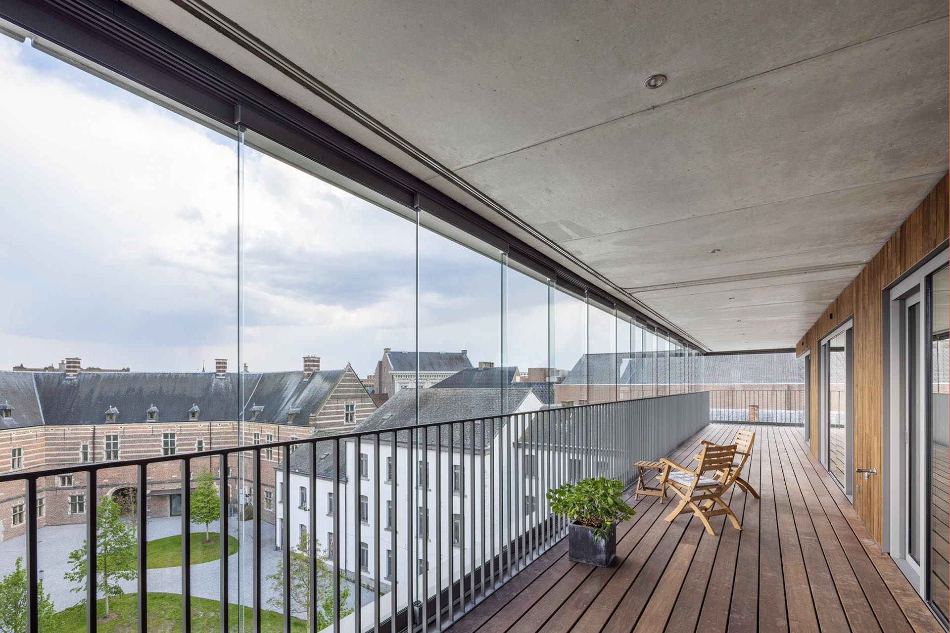Die umlaufenden Balkone sind mit bis zu 2,70 m Tiefe sehr großzügig gehalten. Die jeweiligen Längen variieren je nach Wohnungsgrundriss.