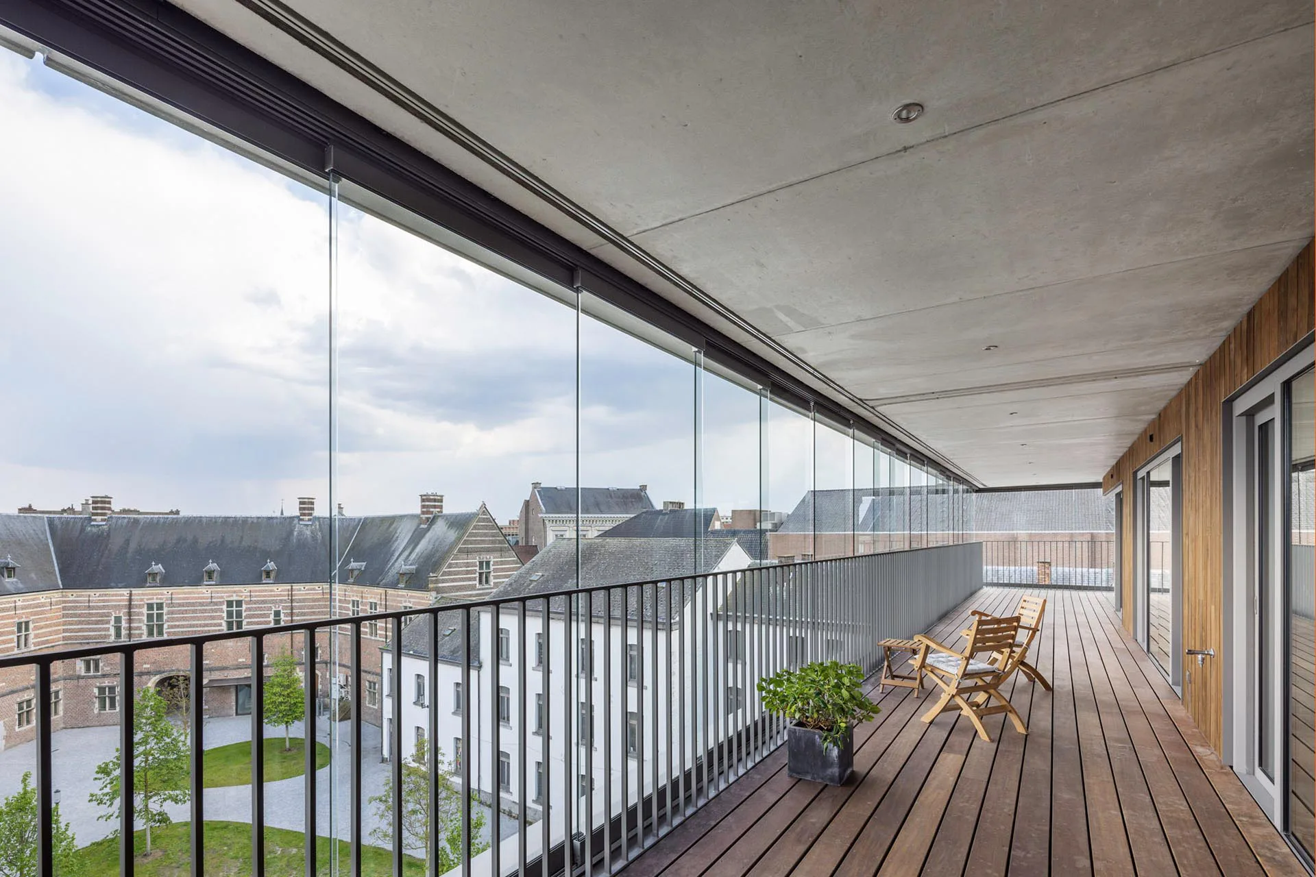 Die umlaufenden Balkone sind mit bis zu 2,70 m Tiefe sehr großzügig gehalten. Die jeweiligen Längen variieren je nach Wohnungsgrundriss.