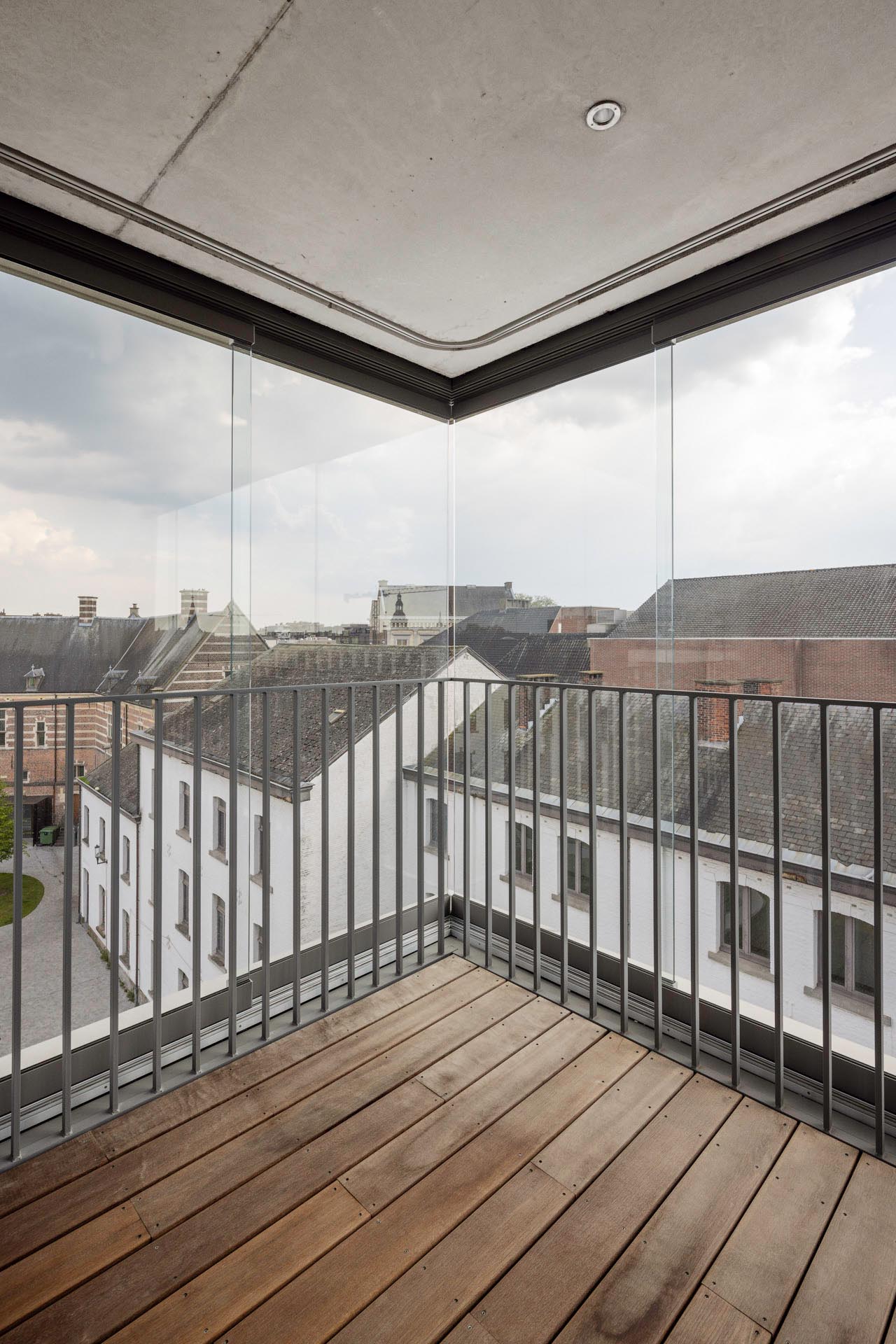 Das Schiebesystem SL 23 von Solarlux verwandelt die Freisitze im Handumdrehen in vor Witterung geschützte Wintergärten. Eine obere Aushebesicherung sorgt für maximale Sicherheit selbst bei hohen Windlasten in den oberen Etagen.