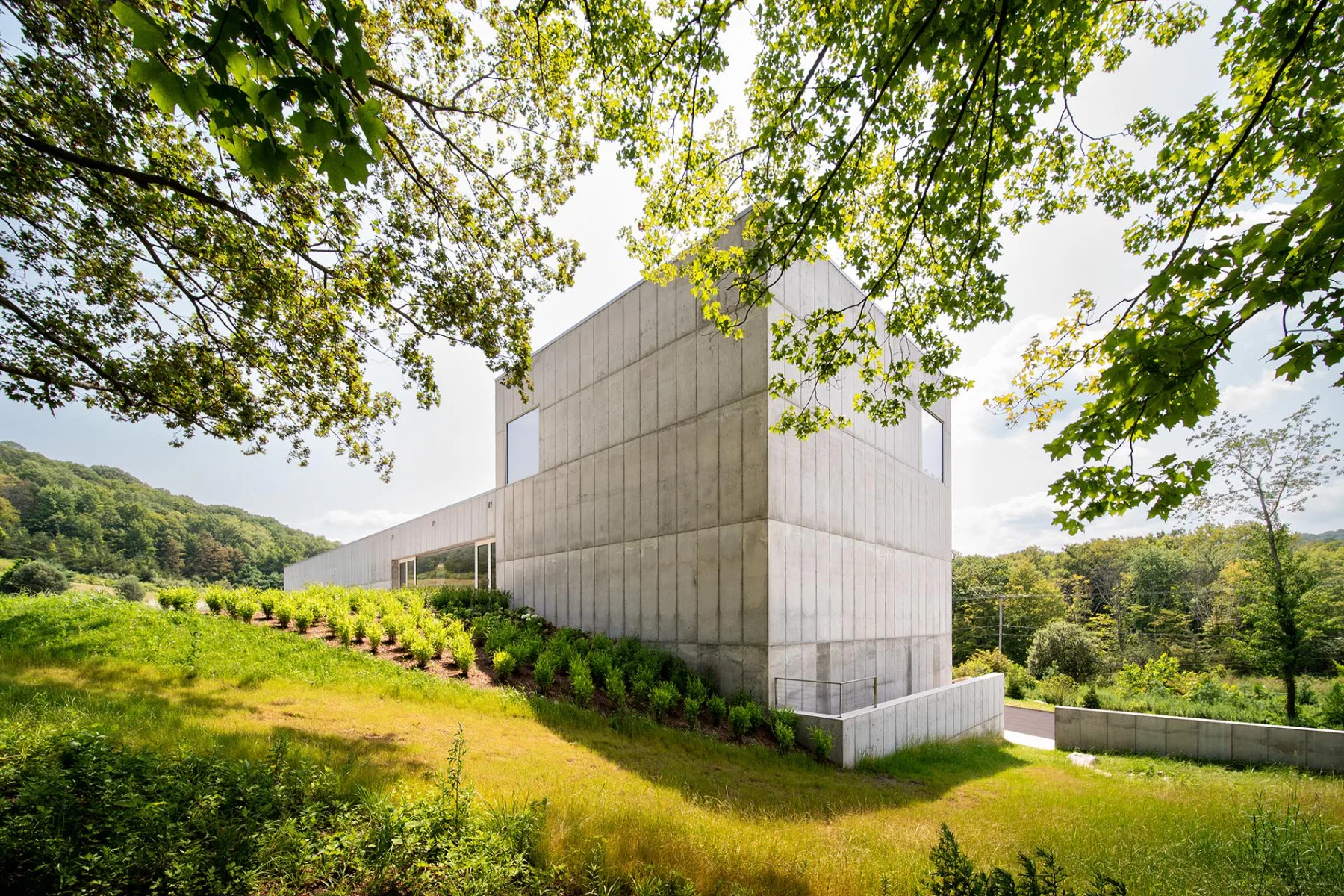 Turmartig ragt der Sichtbetonbau des Robert Olnick Pavillons an seinem Nordende empor.