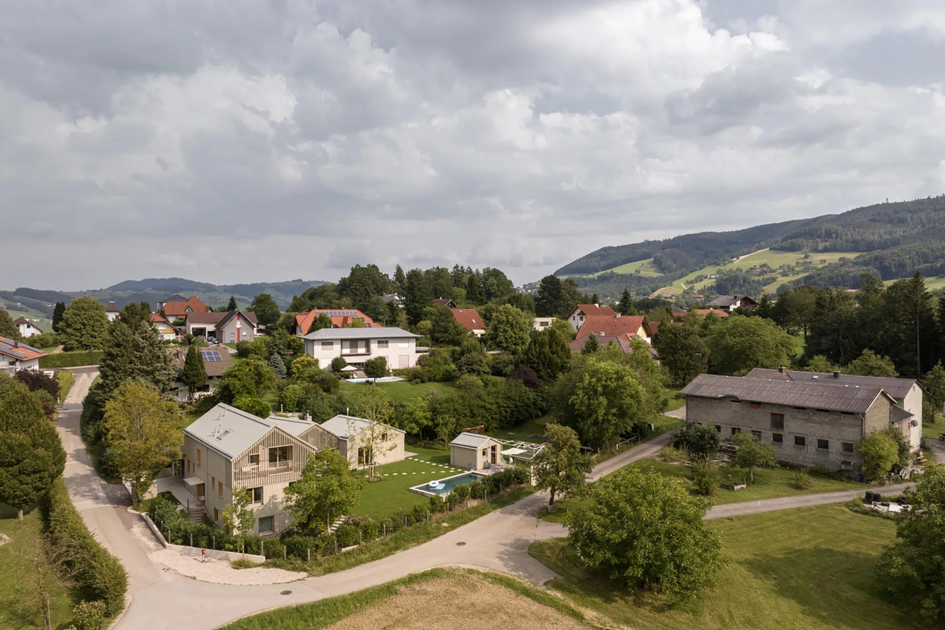 Der Neubau steht auf einem Eckgrundstück im dörflichen Umfeld von St. Ulrich.