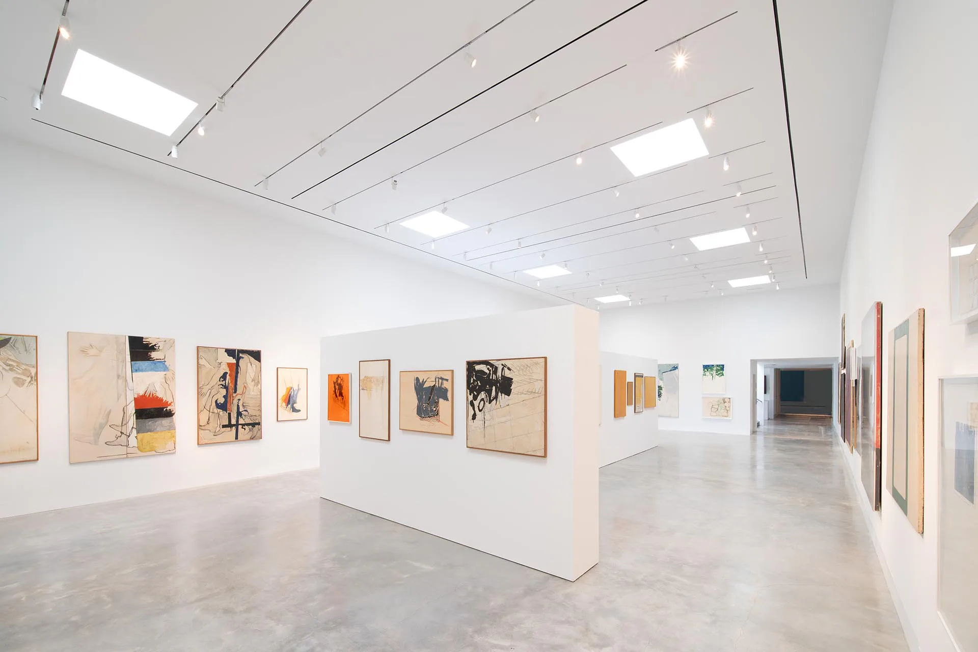 Die Arte Povera der 1960er-Jahre bildet einen Sammlungsschwerpunkt des Magazzino-Kunstmuseums. In den Ausstellungsaal im Erdgeschoss fällt Tageslicht von oben.