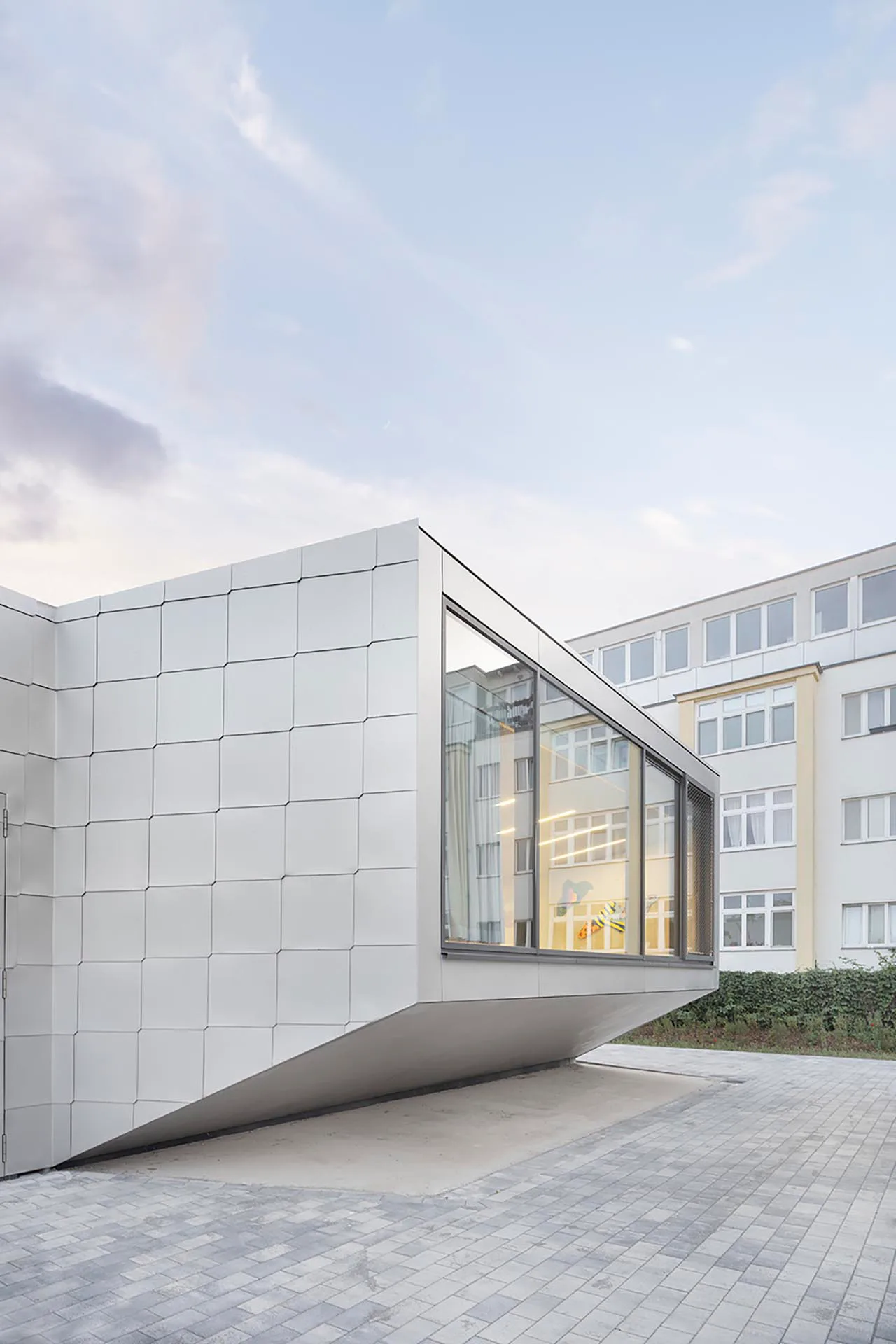Große Glasflächen mit Schiebeflügeln bringen Licht ins Gebäudeinnere.