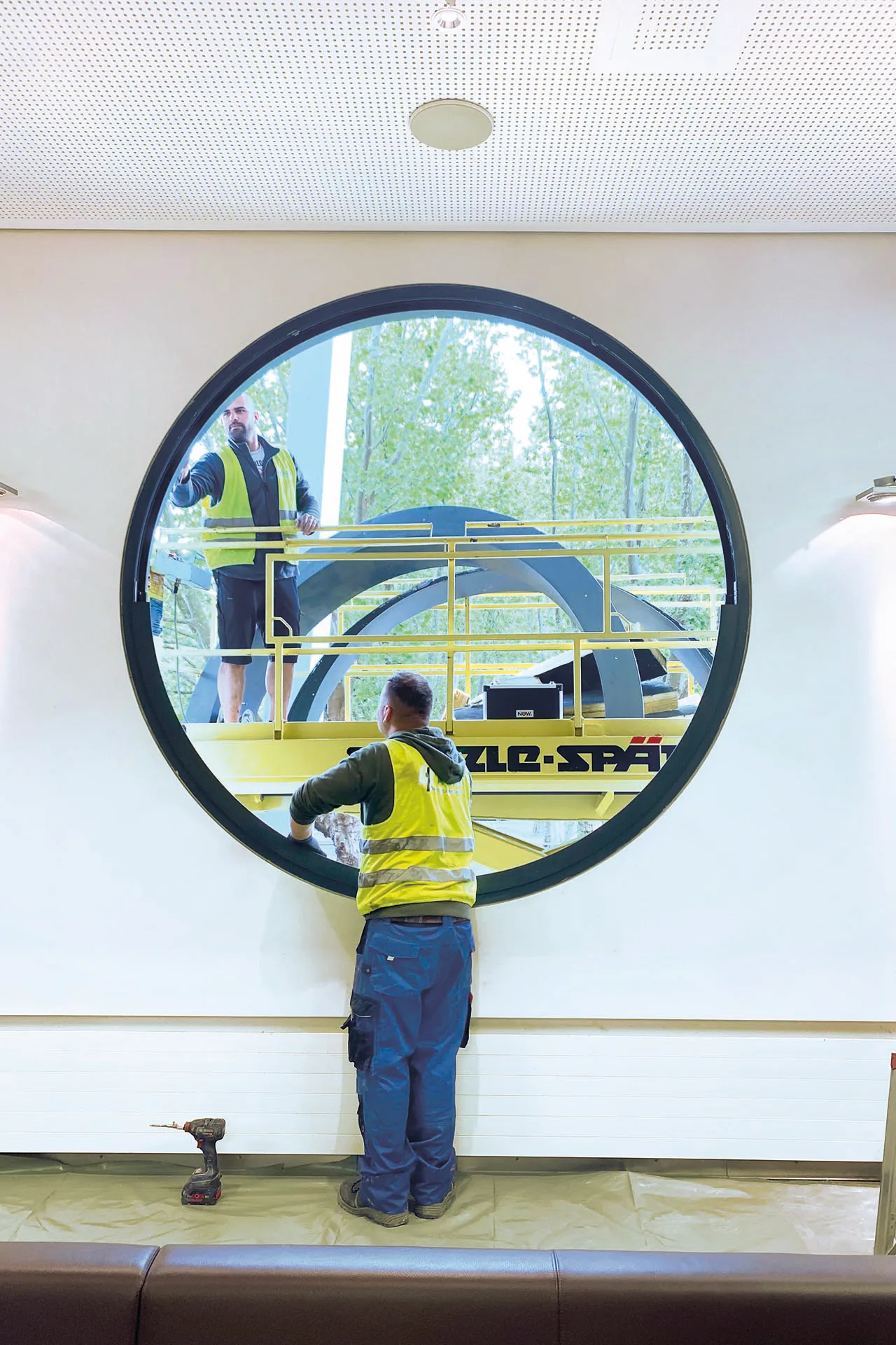 Ausbau der Bullaugen beim Umbau der Stuttgarter Mercedes-Benz-Arena.