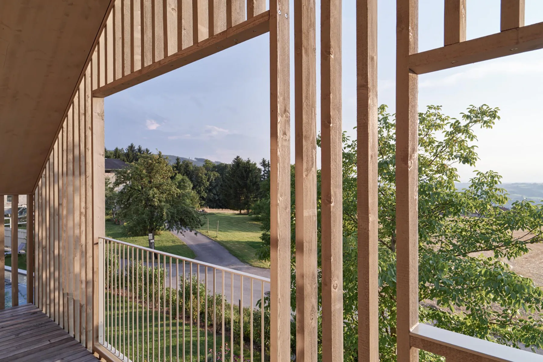 Vor den Loggien und Freibereichen setzt sich die Fassadenschalung als offener Brise-Soleil fort.