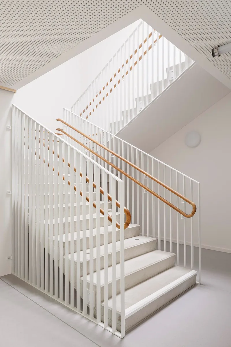 Eine innenliegende Treppe erschließt die Flure.
