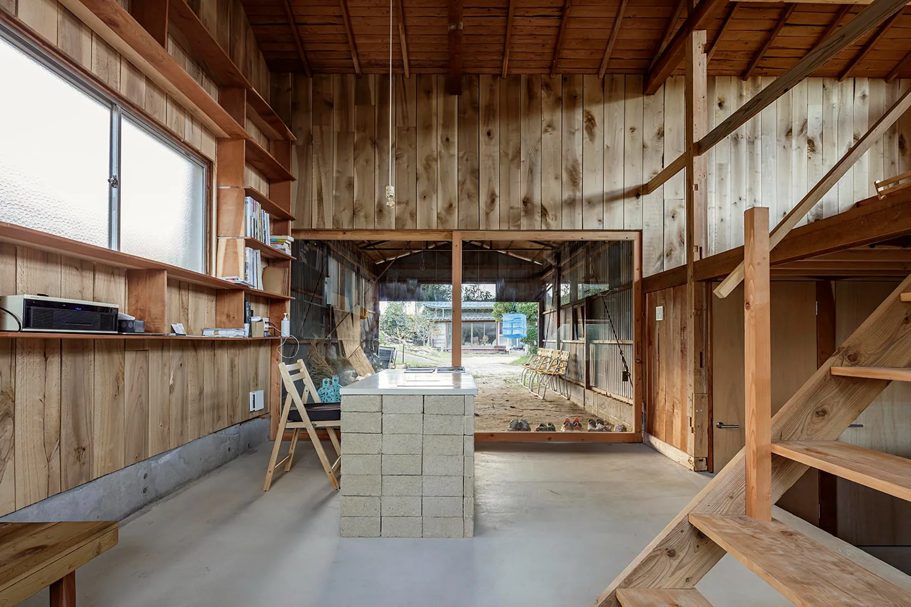 Beim Umbau haben die Architekten das Holztragwerk des Hauses freigelegt.