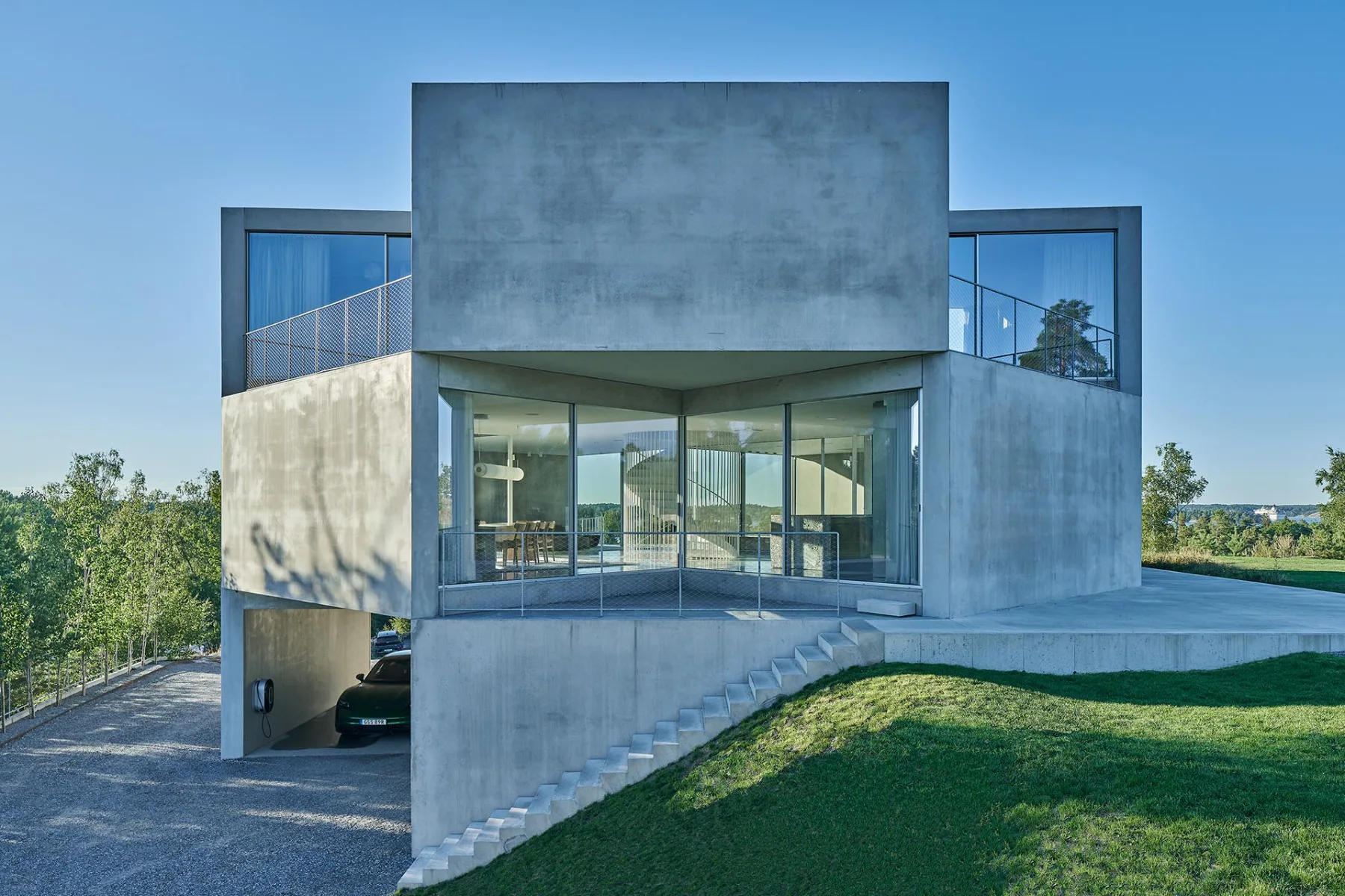 Das Ferienhaus von Tham & Videgård liegt auf einem Hügel des Stockholmer Schärengartens.