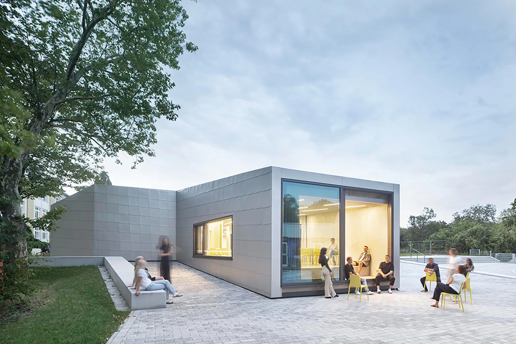 Aufgrund der Gebäudegeometrie gestalteten die Architekten das Rautenmuster der Fassade in Eigenregie.