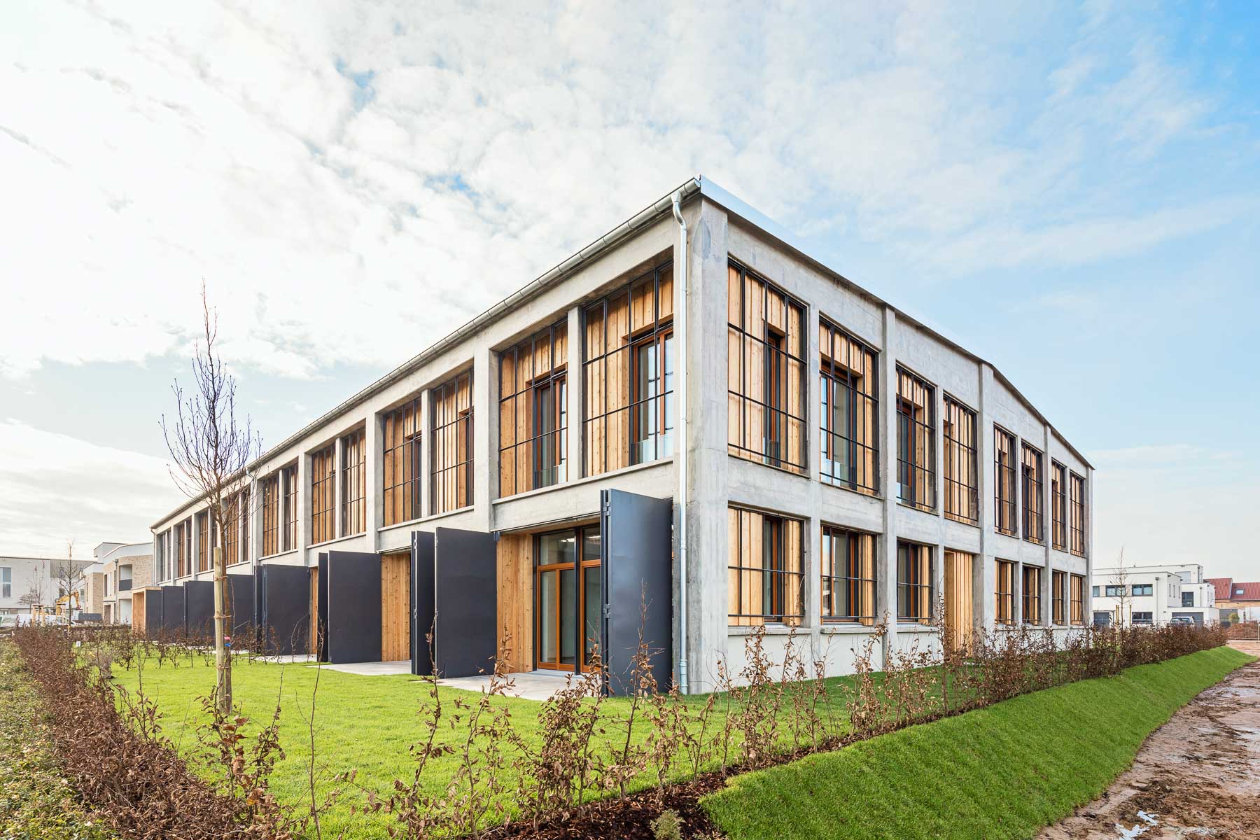 Das industrielle Erscheinungsbild blieb im Zuge der Umnutzung erhalten. Die Öffnungen des Bestandes geben den Blick auf das eingestellte Gebäude frei.