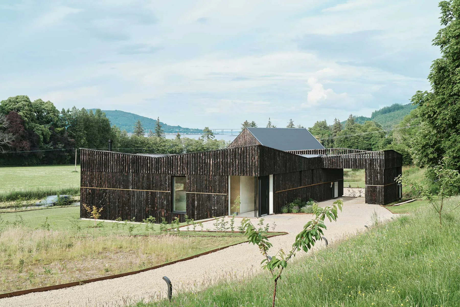 Die beiden Gebäude stehen am Beauly Firth westlich von Inverness. Ein drittes soll noch 2024 folgen.