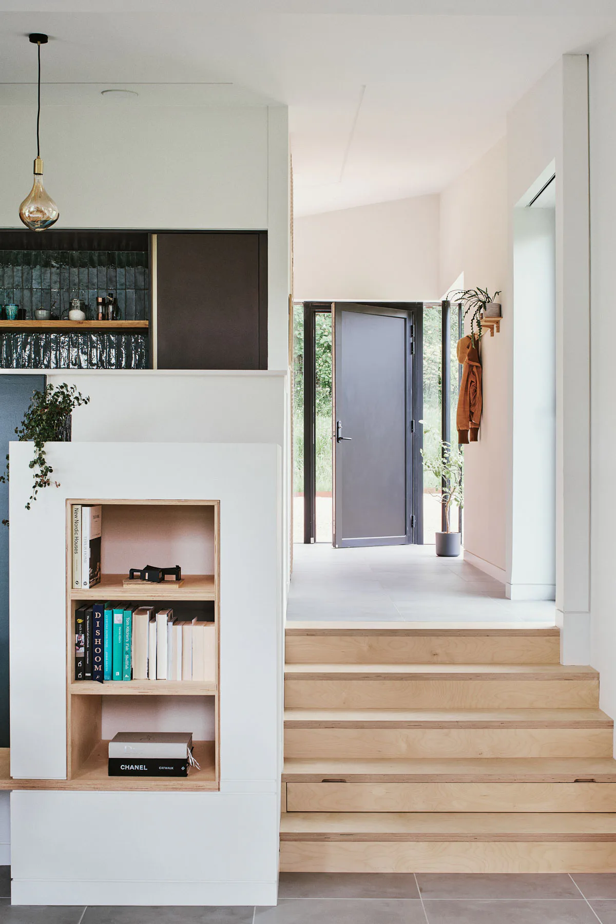 Das Wohnhaus folgt mit seinem Split-Level der Geländetopografie.