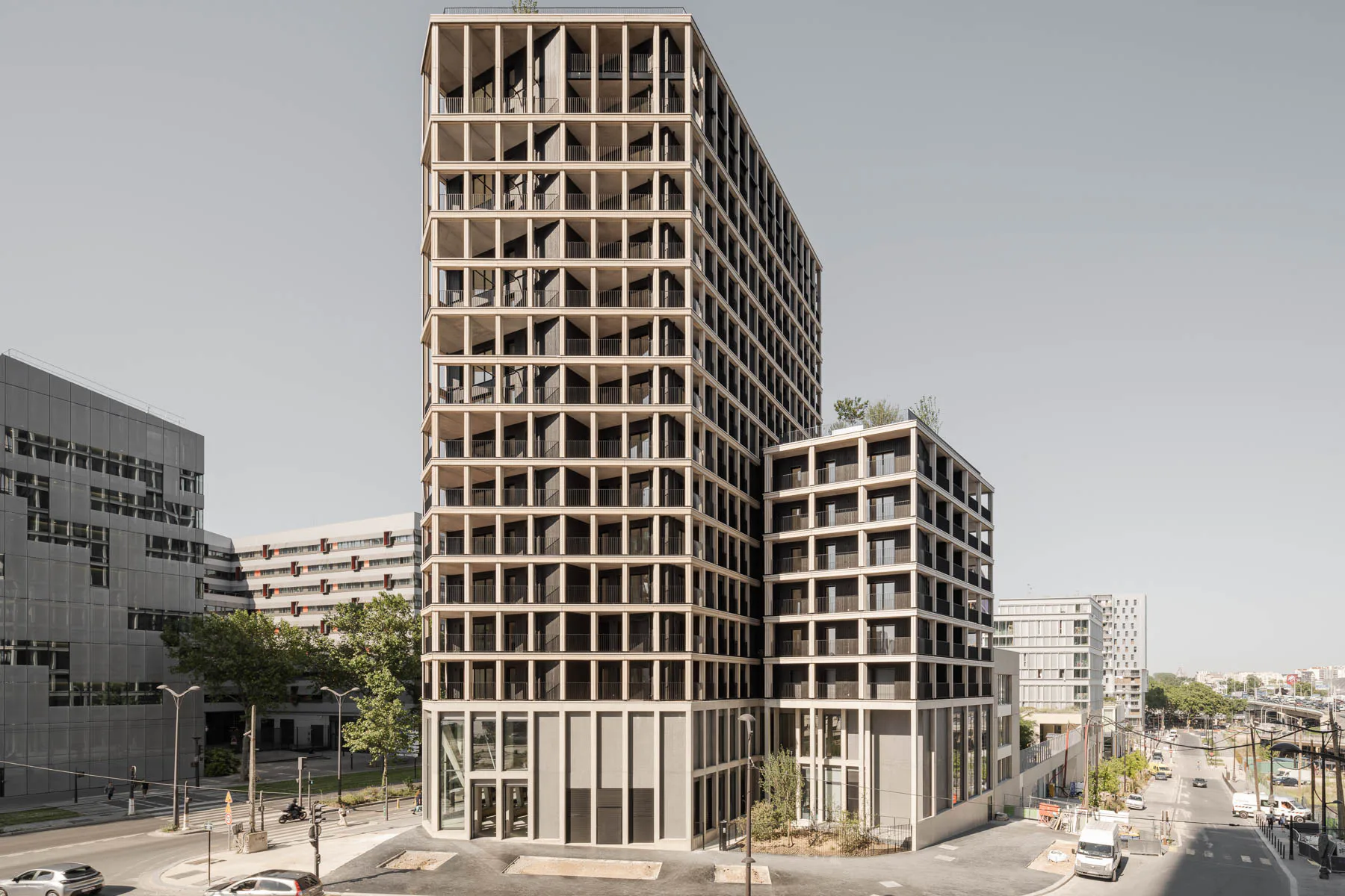 Das Wohnhochhaus Le Berlier gliedert sich in einen acht- und einen 15-geschossigen Baukörper, beide mit begrünten Dächern.