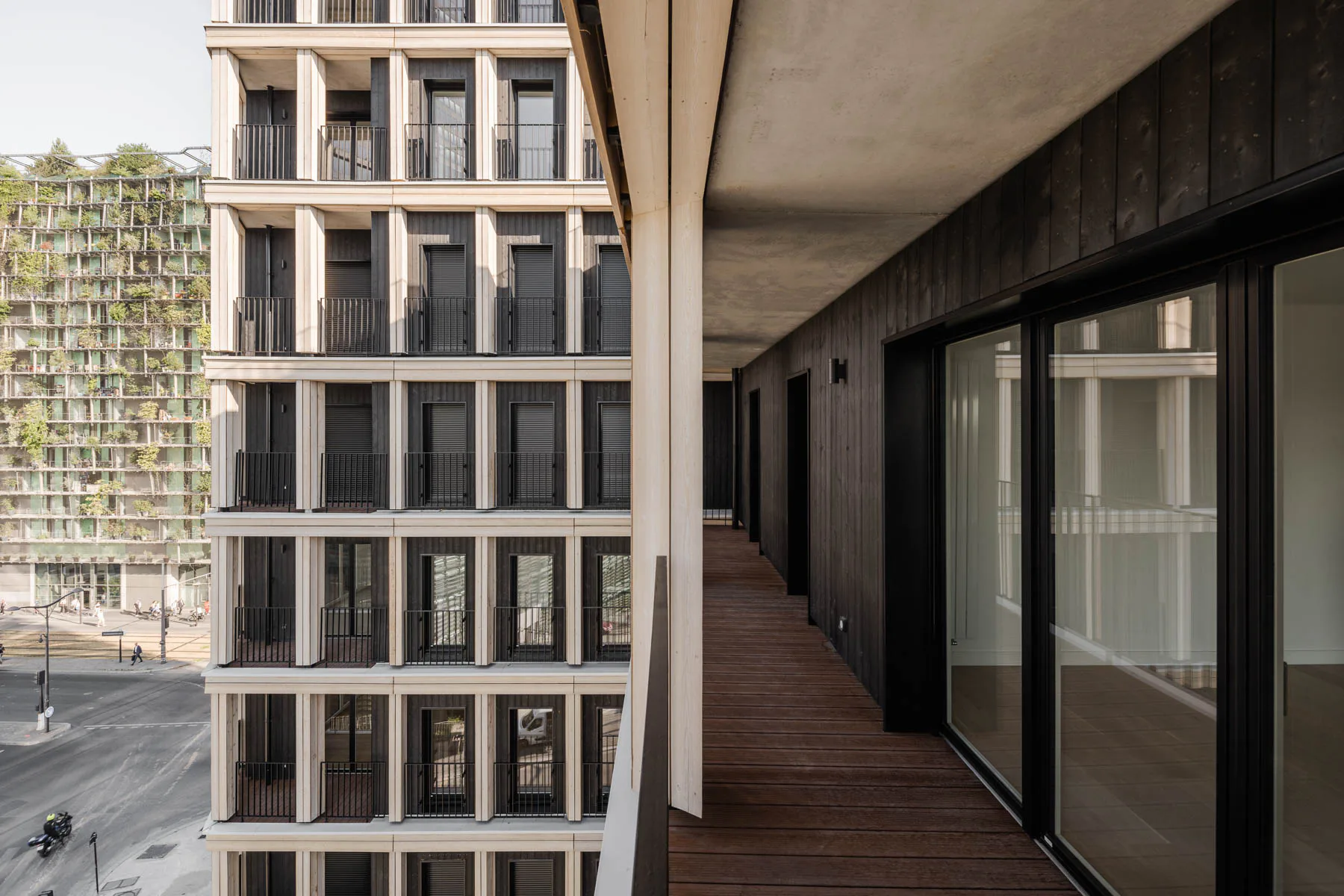 Stützen und Geschossdecken des Hauses bestehen aus Holz, die Balkone dagegen aus Beton. Außen ist das Tragskelett mit Lärchenholz verkleidet.