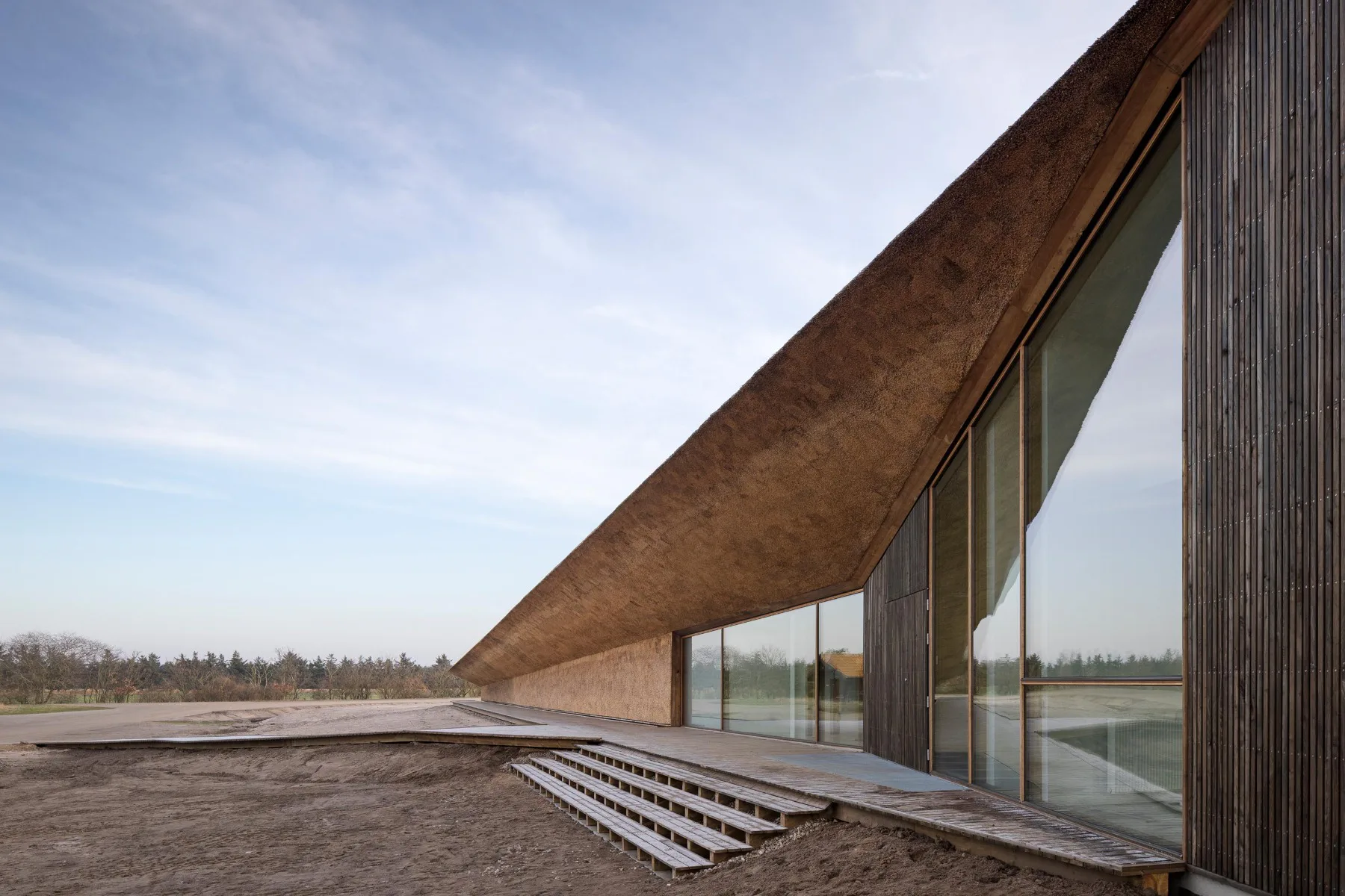 Das Reetgedeckte Wattenmeerzentrum in Ribe von Dorte Mandrup