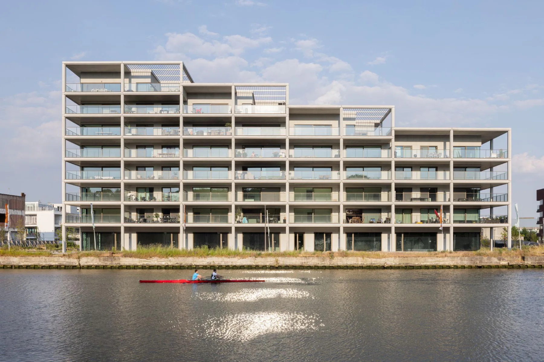 Zum Brüssel-Schelde-Kanal öffnen sich die Wohnungen zu 3,5 m tiefen Terrassen aus Betonfertigteilen.