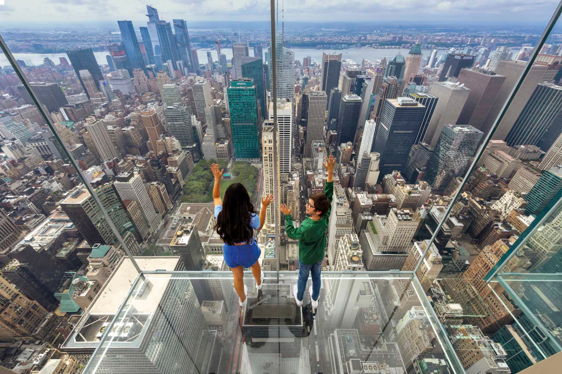 Schwindelfreiheit ist Voraussetzung in den beiden Glaserkern, die der Fassadenbauspezialist Gartner in 305 m Höhe am One Vanderbilt anbrachte.