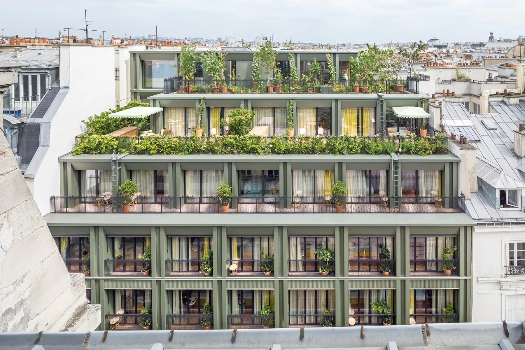 In den zurückgesetzten Dachgeschossen des Hotel La Fantaisie sind großzügige Balkone und eine Bar mit Dachterrasse entstanden.