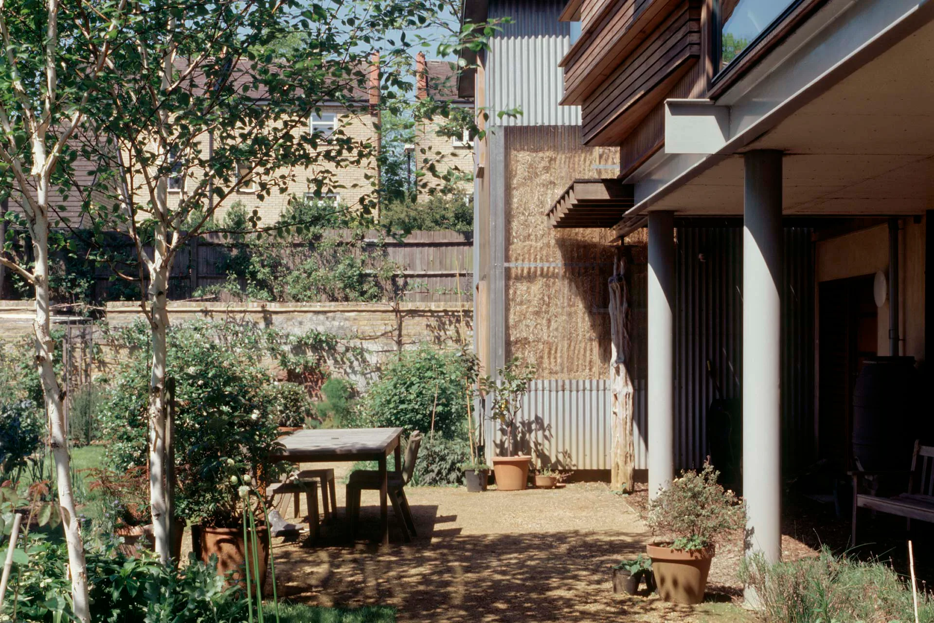 2021 wurde das Strohballenhaus, das Sarah Wigglesworth Architects 2001 fertiggestellt hatten, altersgerecht umgebaut und energetisch auf den neuesten Stand gebracht. Optisch blieb es unverändert.